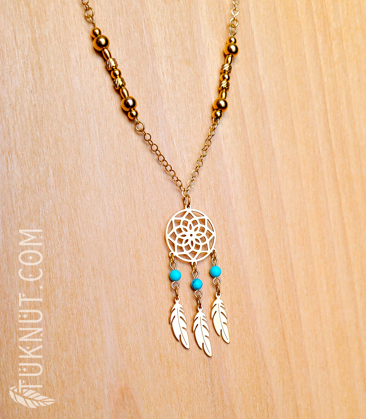 Collier d'inspiration autochtone en acier inoxydable; avec turquoise et pendentif (capteur de rêves avec 3 plumes) (couleurs : or et turquoise) TUKNUT