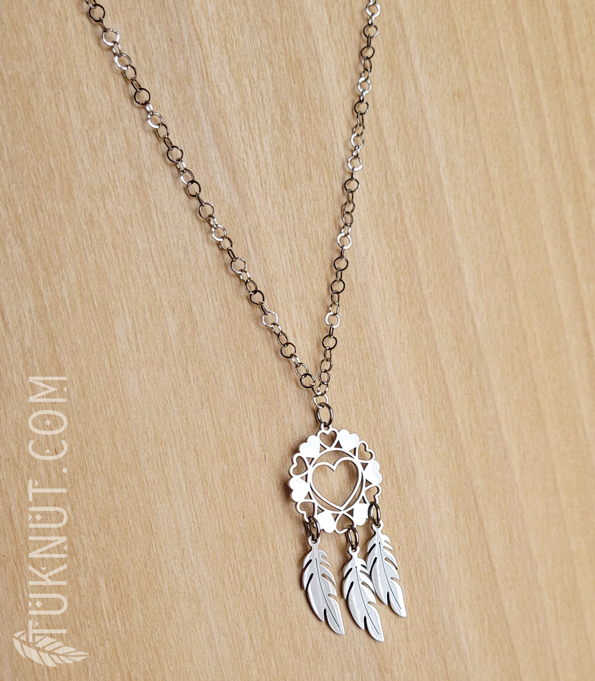 Collier d'inspiration autochtone en acier inoxydable; pendentif capteur de rêves avec coeurs (couleur : argent) TUKNUT