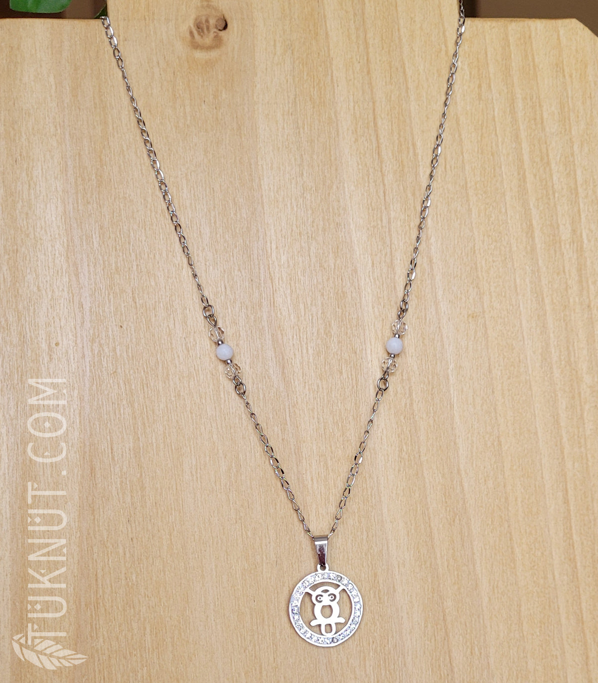 Collier d'inspiration autochtone avec pendentif (hibou avec pierre du rhin) en acier inoxydable avec cristal et obsidienne (couleurs : translucide, blanc et argent) TUKNUT