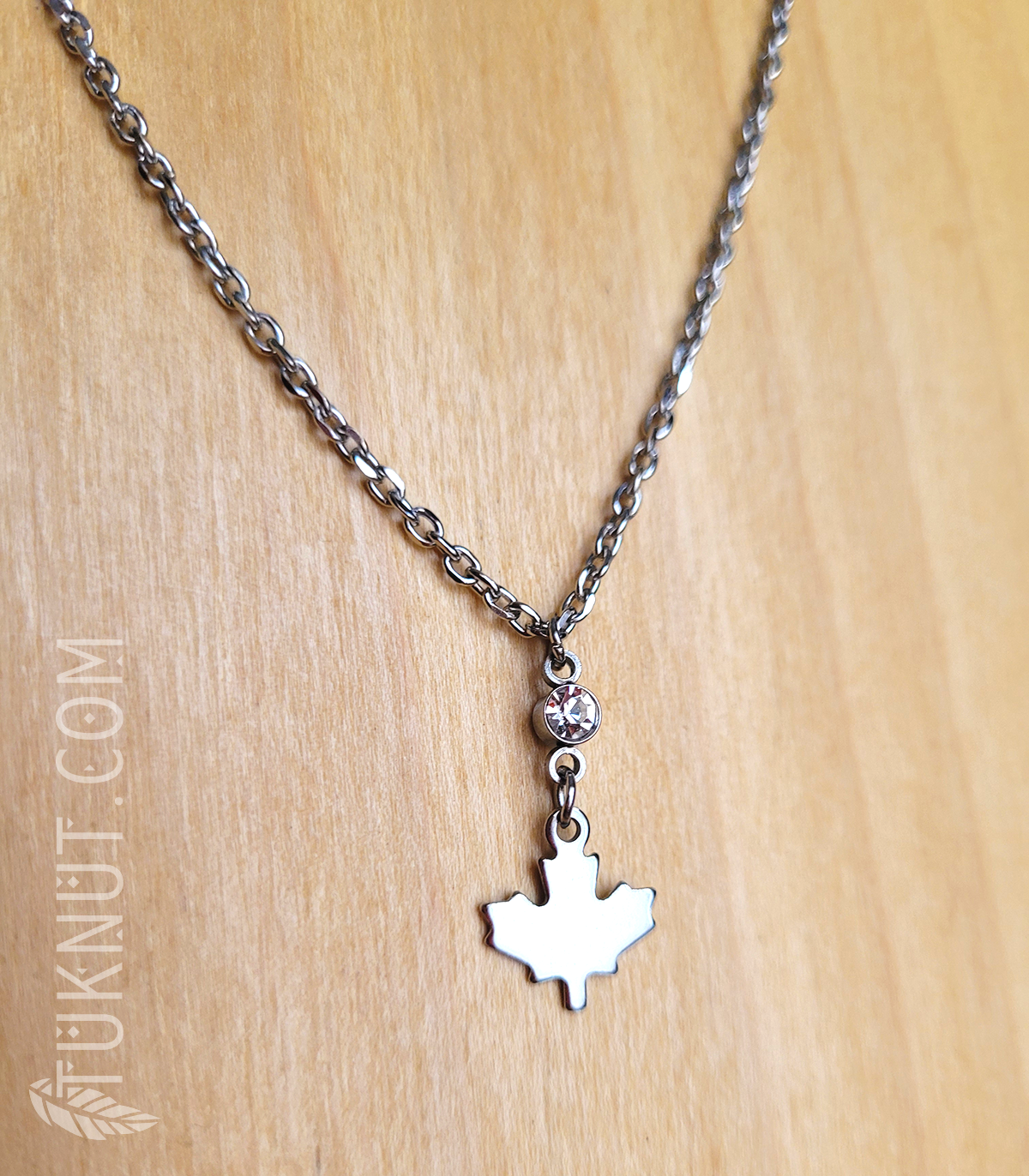 Collier d'inspiration autochtone avec pendentif (Feuille d'érable avec Pierre du Rhin) en acier inoxydable (couleur : argent) TUKNUT