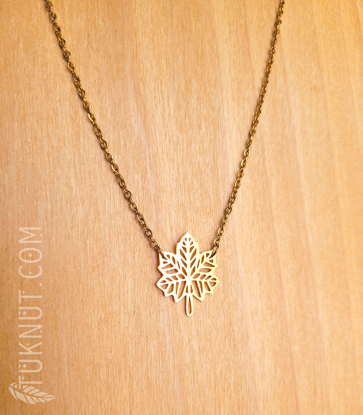 Collier d'inspiration autochtone avec breloques (Feuille d'érable) et (Feuille • au bout de la rallonge) en acier inoxydable (couleur : or) TUKNUT