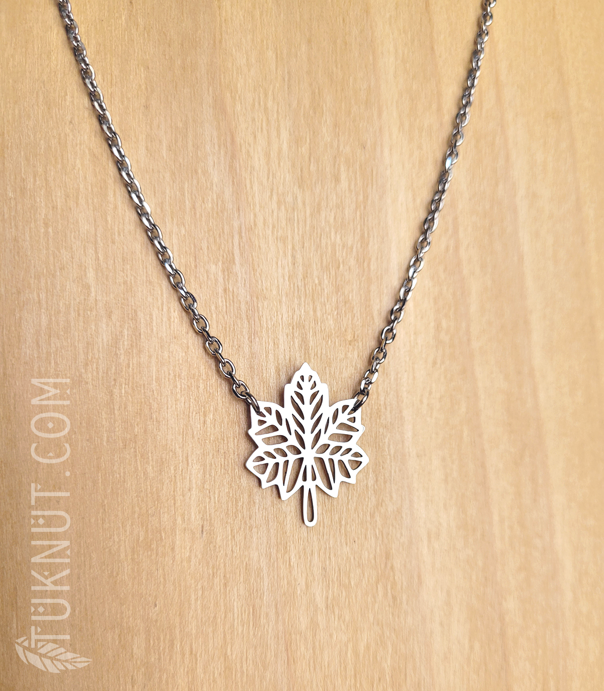 Collier d'inspiration autochtone avec breloques (Feuille d'érable) et (Feuille • au bout de la rallonge) en acier inoxydable (couleur : argent) TUKNUT