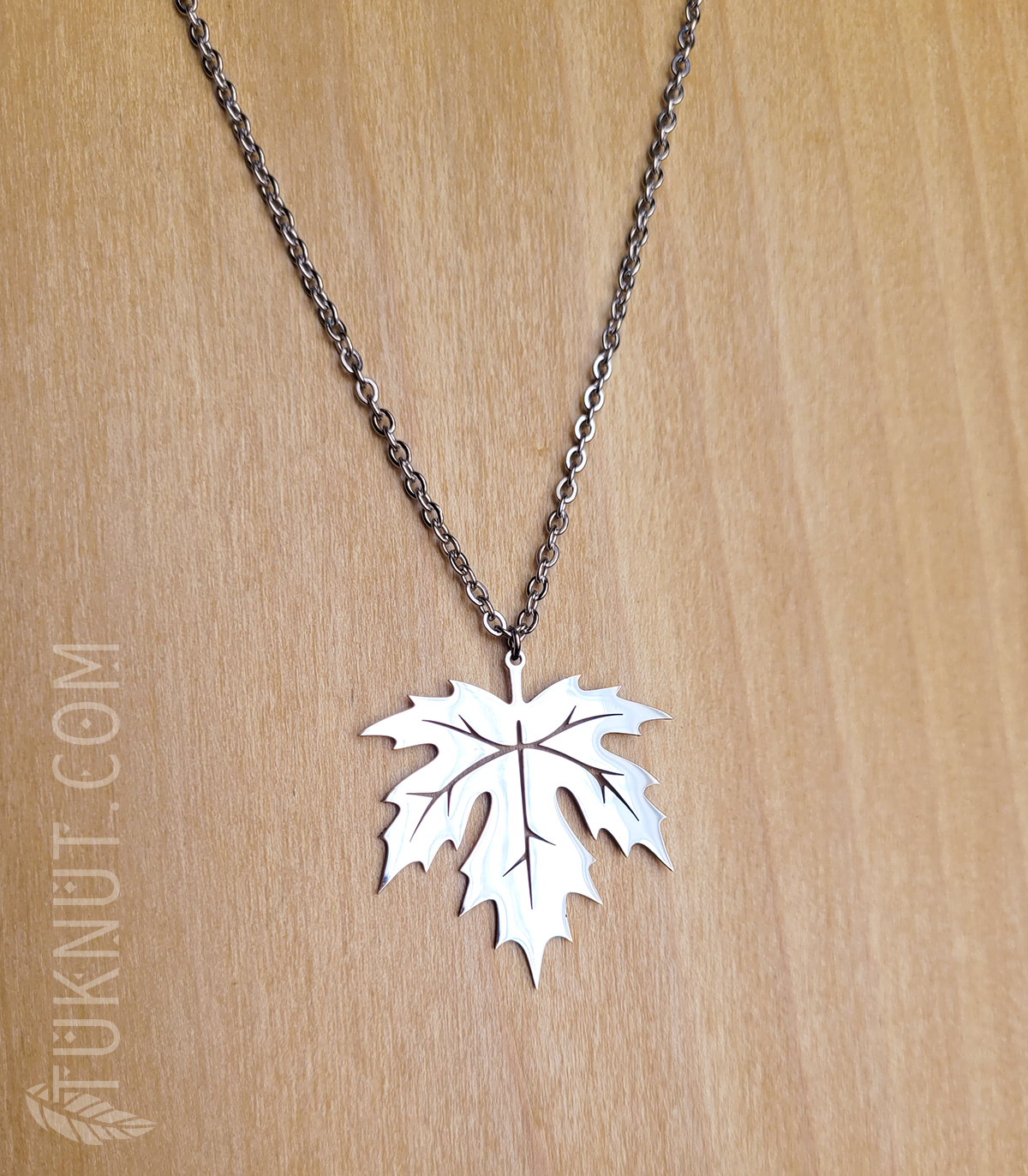 Collier d'inspiration autochtone avec pendentif (Feuille d'érable) en acier inoxydable (couleur : argent) TUKNUT