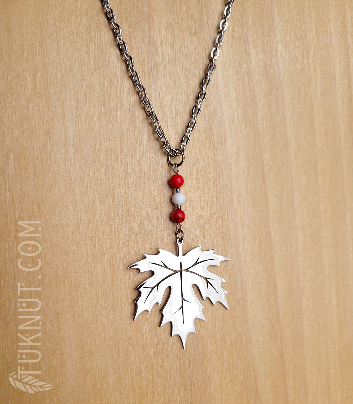 Collier d'inspiration autochtone; avec turquoise, howlite et pendentif (Feuille d'érable) en acier inoxydable (couleur : rouge, blanc et argent) TUKNUT
