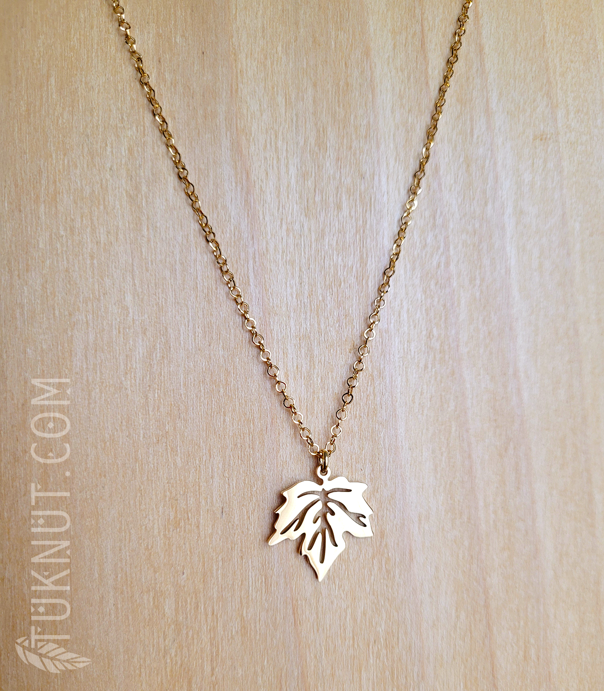 Collier d'inspiration autochtone avec pendentif (Feuille d'érable) et breloque (Feuille • au bout de la rallonge) en acier inoxydable (couleur : or) TUKNUT