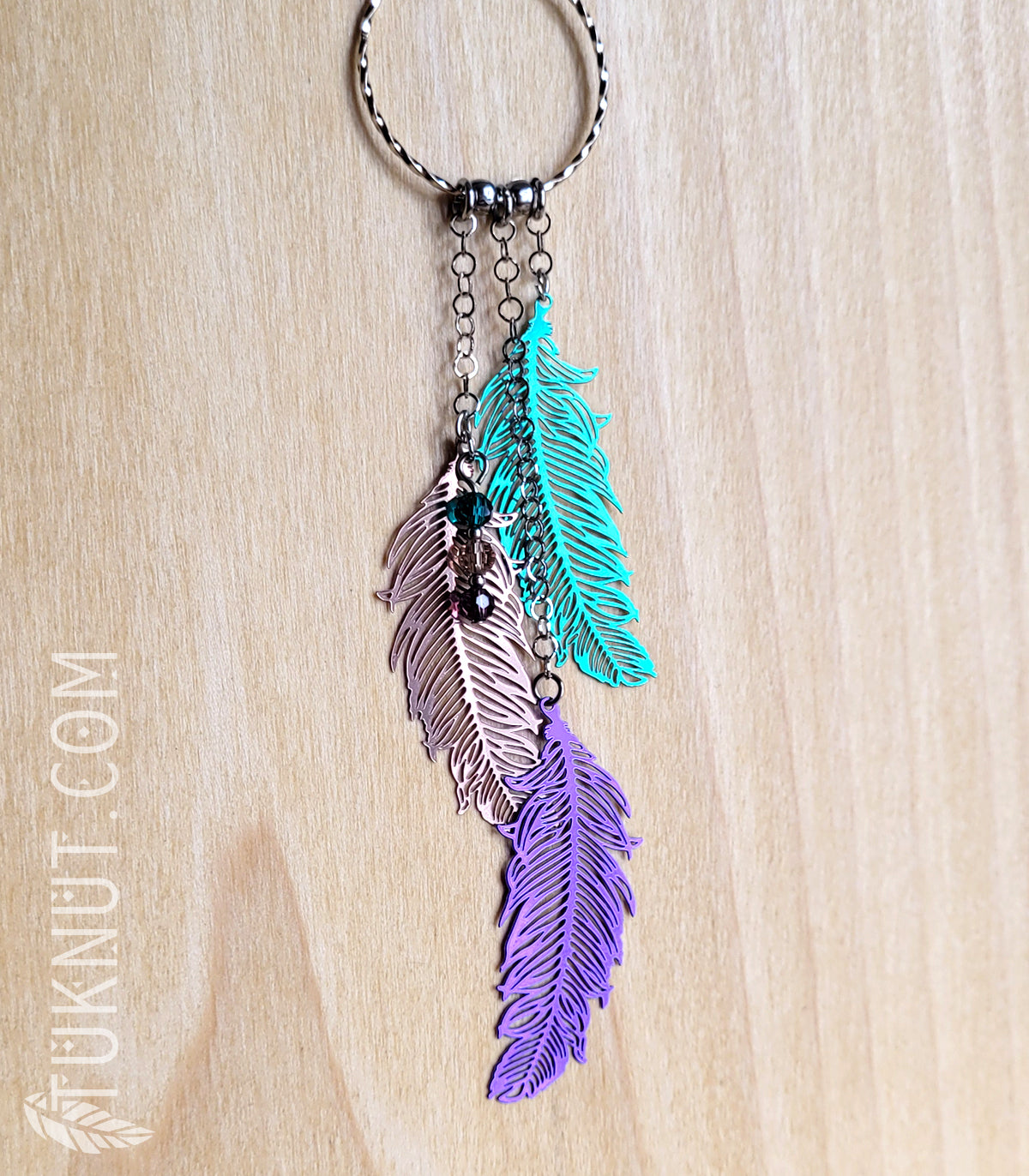Collier d'inspiration autochtone avec pendentifs (plume) en acier inoxydable avec billes de cristal (couleurs : argent, vert, bronze et mauve) TUKNUT