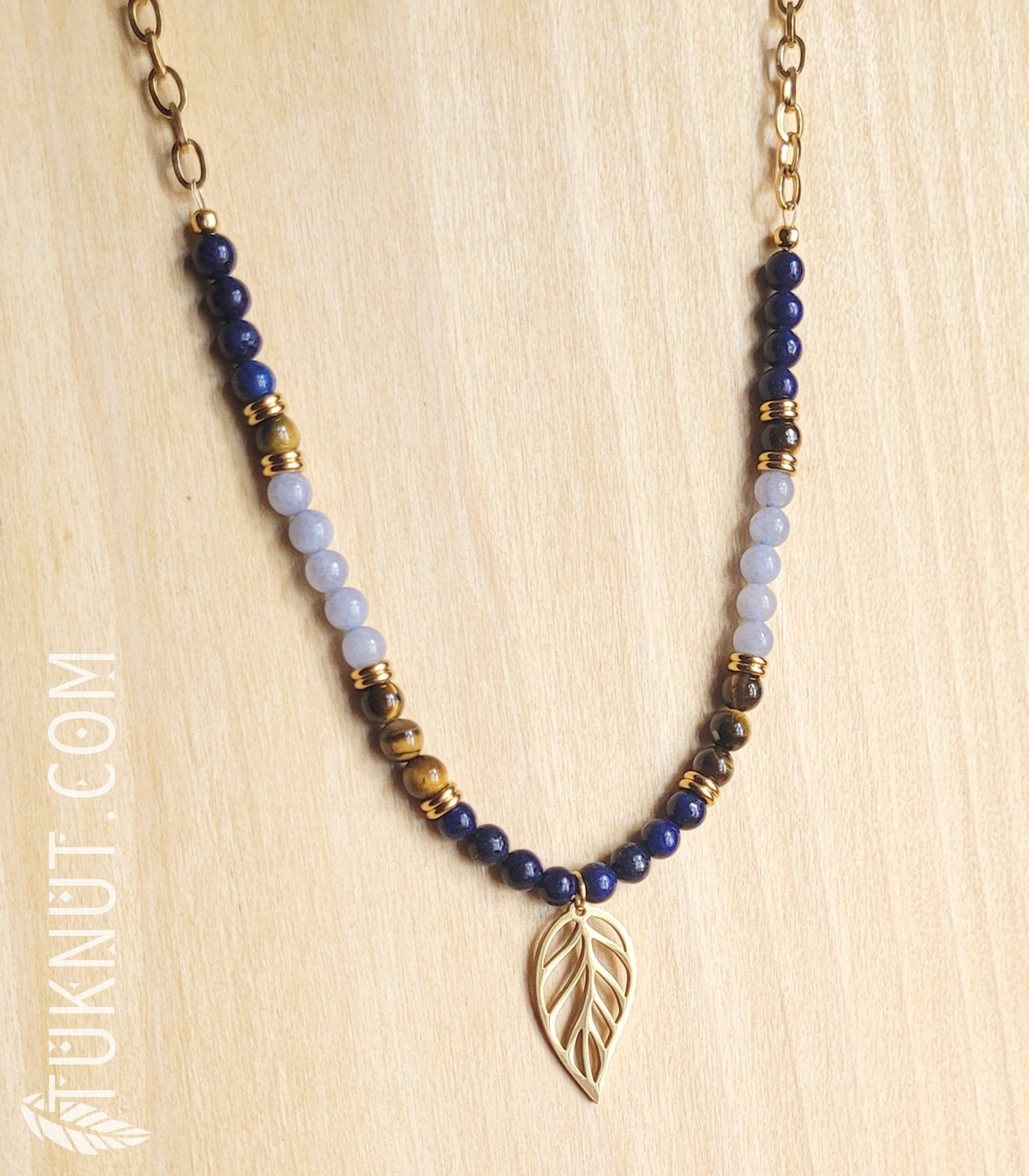 Collier d'inspiration autochtone avec lapis lazuli, oeil de tigre, agate, chaîne et pendentif (feuille) en acier inoxydable (couleurs : bleu foncé, brun, bleu pâle et or) TUKNUT