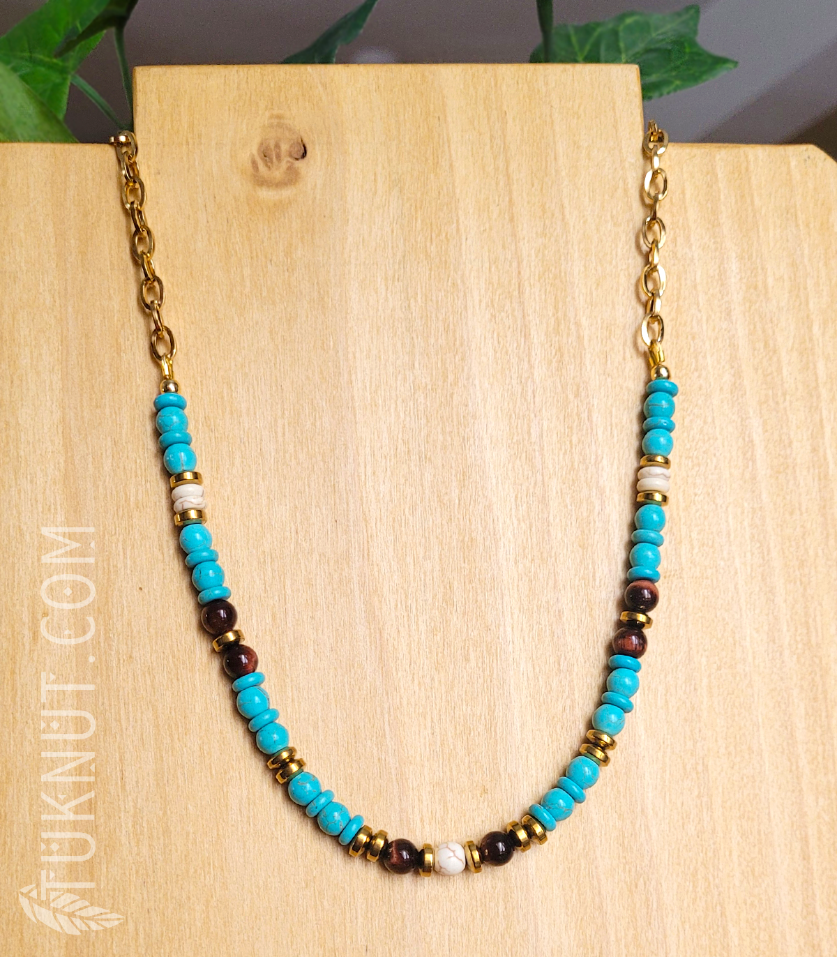 Collier d'inspiration autochtone avec turquoise, hématite, oeil de tigre rouge et chaîne en acier inoxydable (couleurs : turquoise, beige, brun et or) TUKNUT