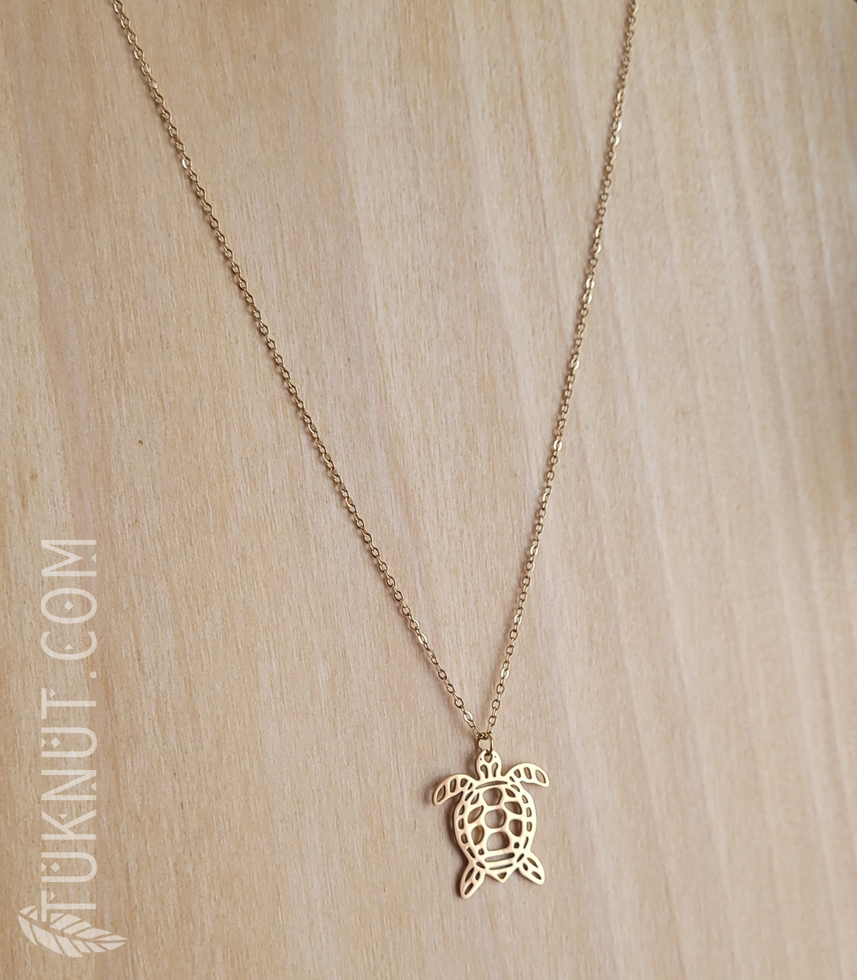 Collier d'inspiration autochtone avec pendentif (tortue) en acier inoxydable (couleur : or) TUKNUT