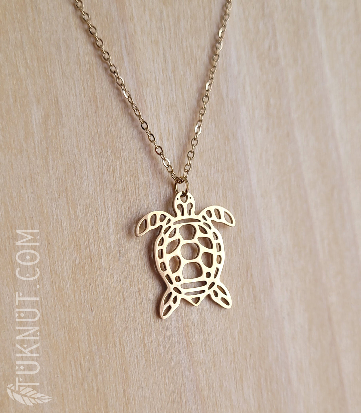 Collier d'inspiration autochtone avec pendentif (tortue) en acier inoxydable (couleur : or) TUKNUT