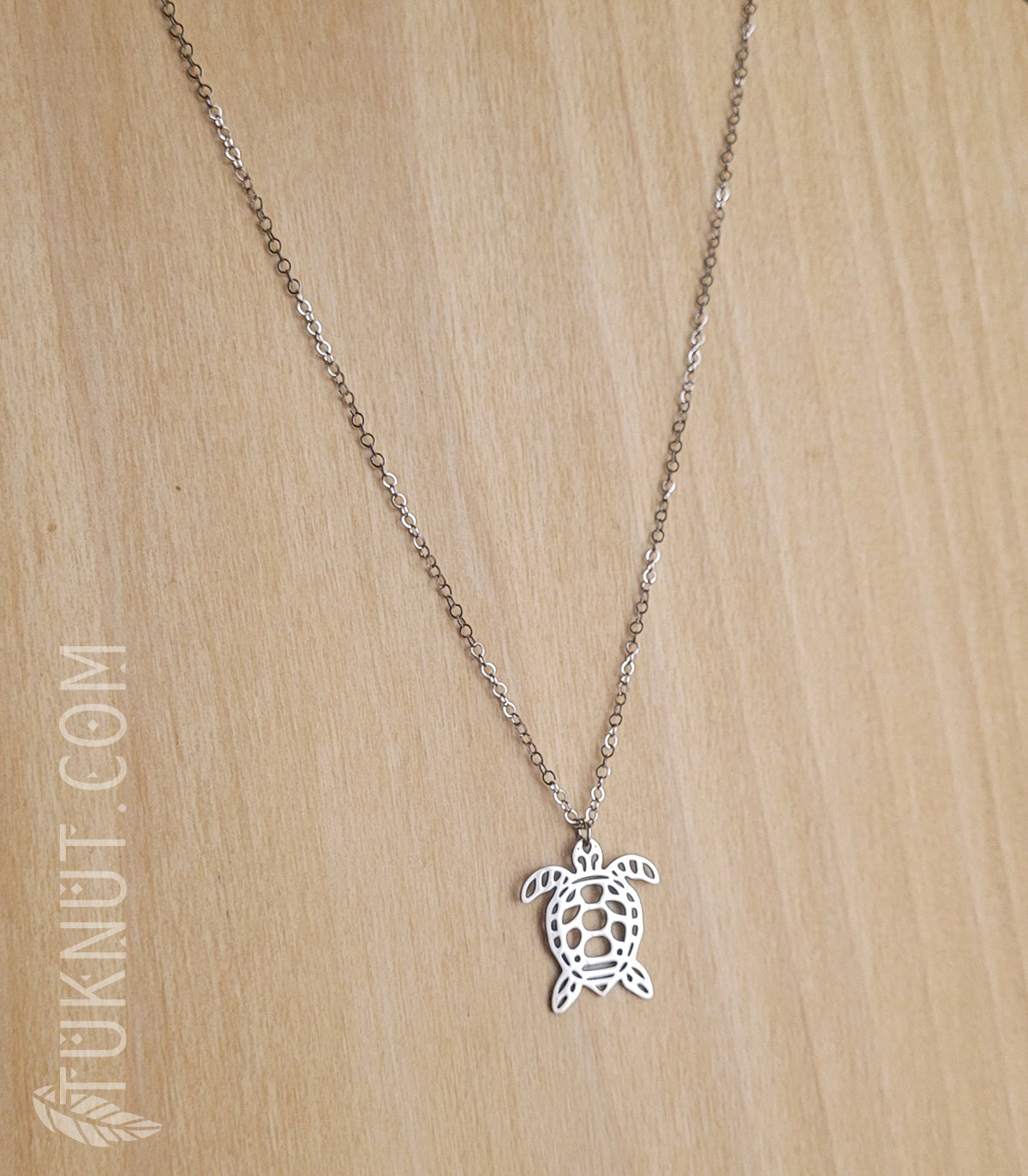 Collier d'inspiration autochtone avec pendentif (tortue) en acier inoxydable (couleur : argent) TUKNUT