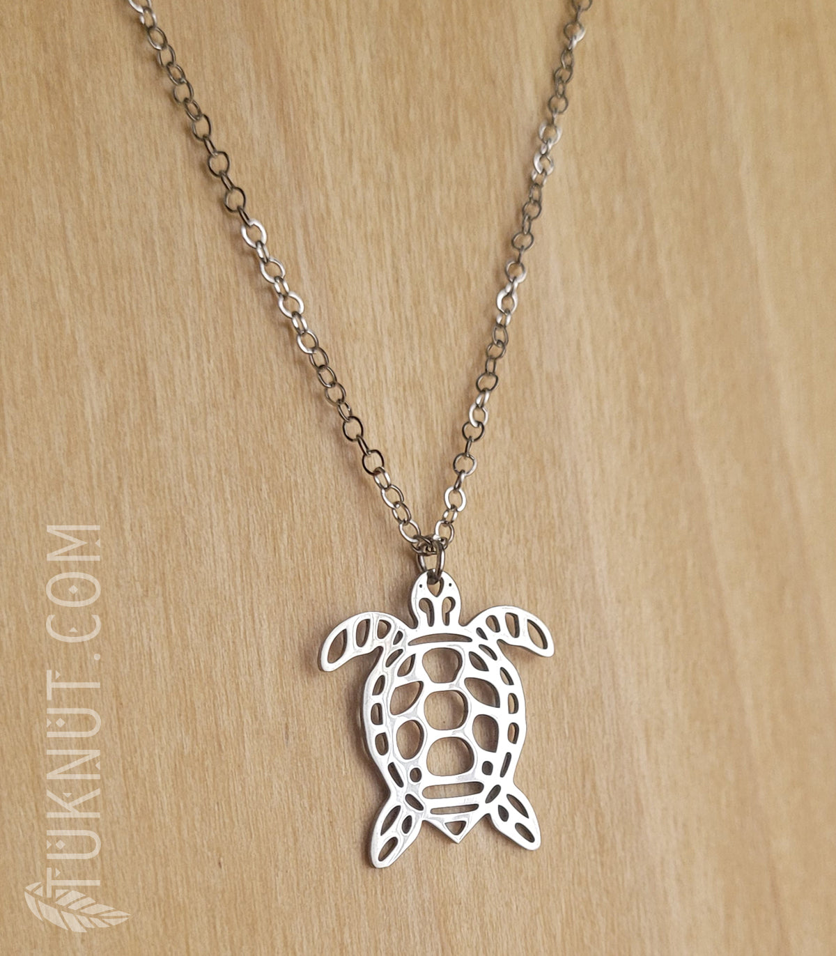 Collier d'inspiration autochtone avec pendentif (tortue) en acier inoxydable (couleur : argent) TUKNUT