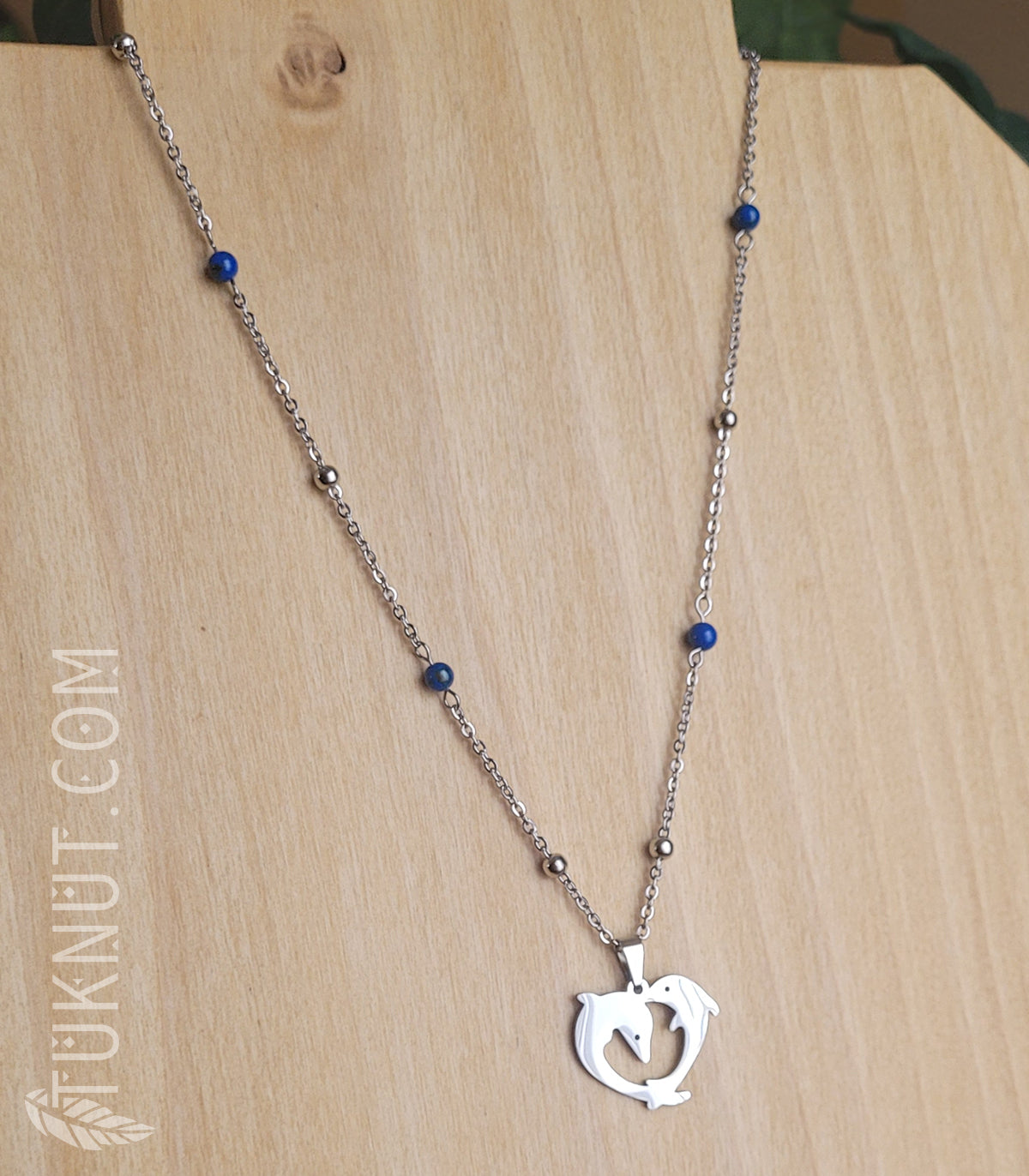 Collier d'inspiration autochtone avec pendentif (dauphin) en acier inoxydable avec turquoise stabilisé avec coquillage (couleurs : argent et bleu marin) TUKNUT