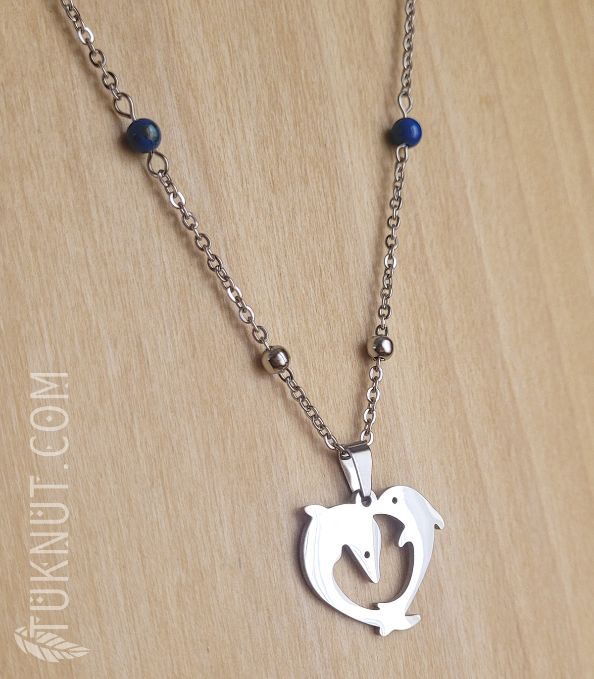 Collier d'inspiration autochtone avec pendentif (dauphin) en acier inoxydable avec turquoise stabilisé avec coquillage (couleurs : argent et bleu marin) TUKNUT