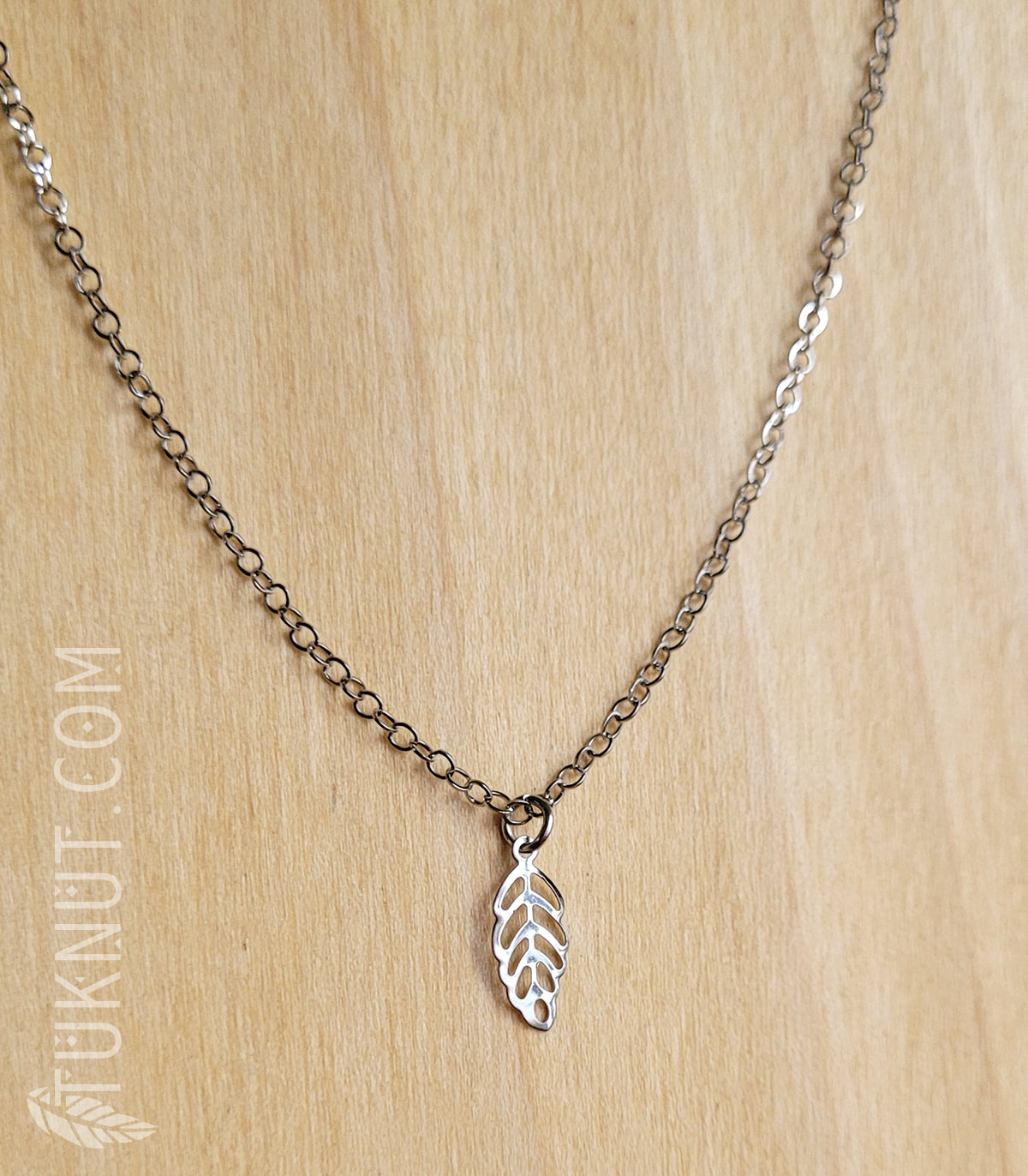 Collier d'inspiration autochtone avec pendentif (feuille) en acier inoxydable (couleur : argent) TUKNUT