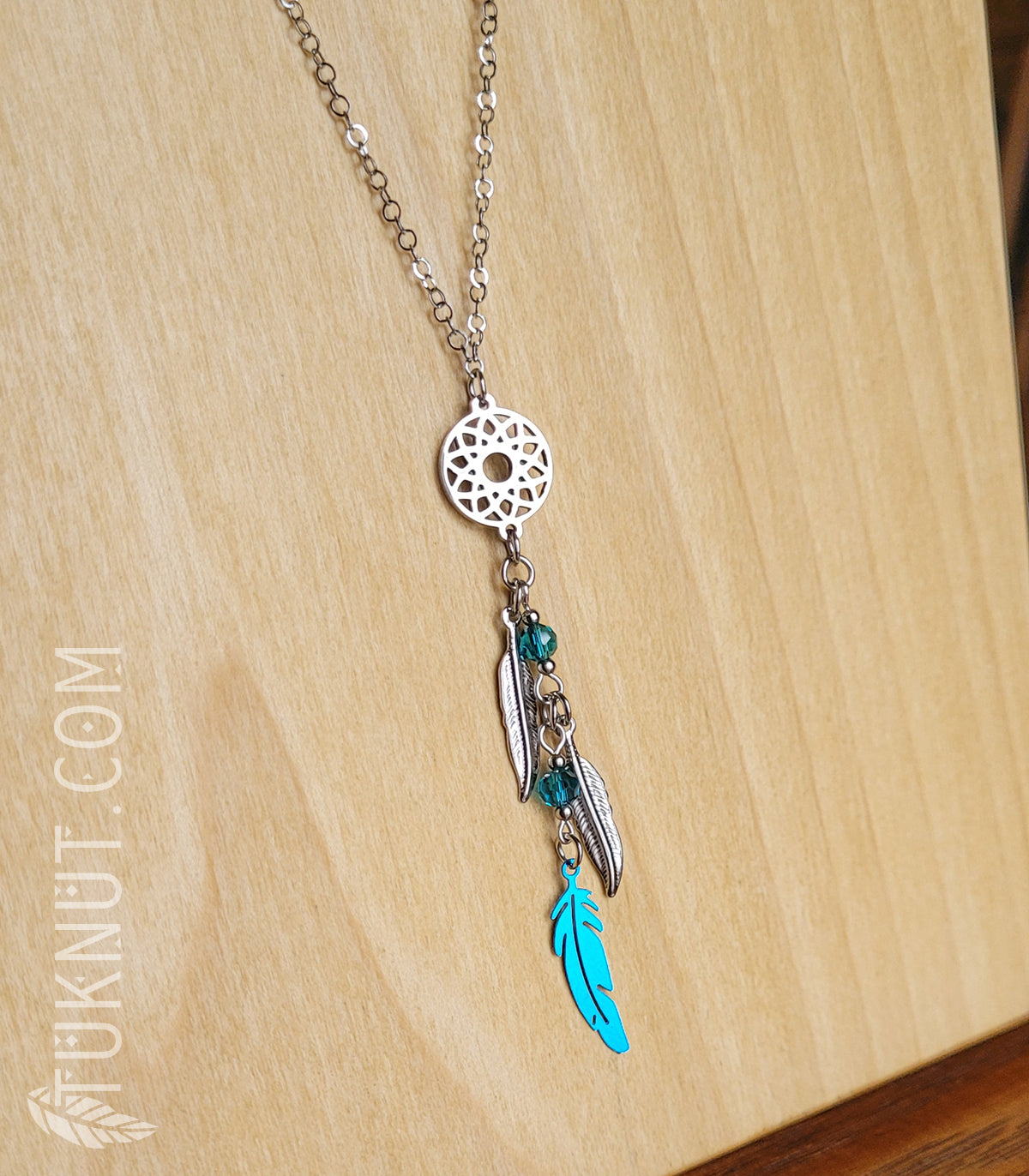 Collier d'inspiration autochtone avec pendentifs (Capteur de rêves et Plume) en acier inoxydable et billes de cristal (couleurs : argent et aqua) TUKNUT