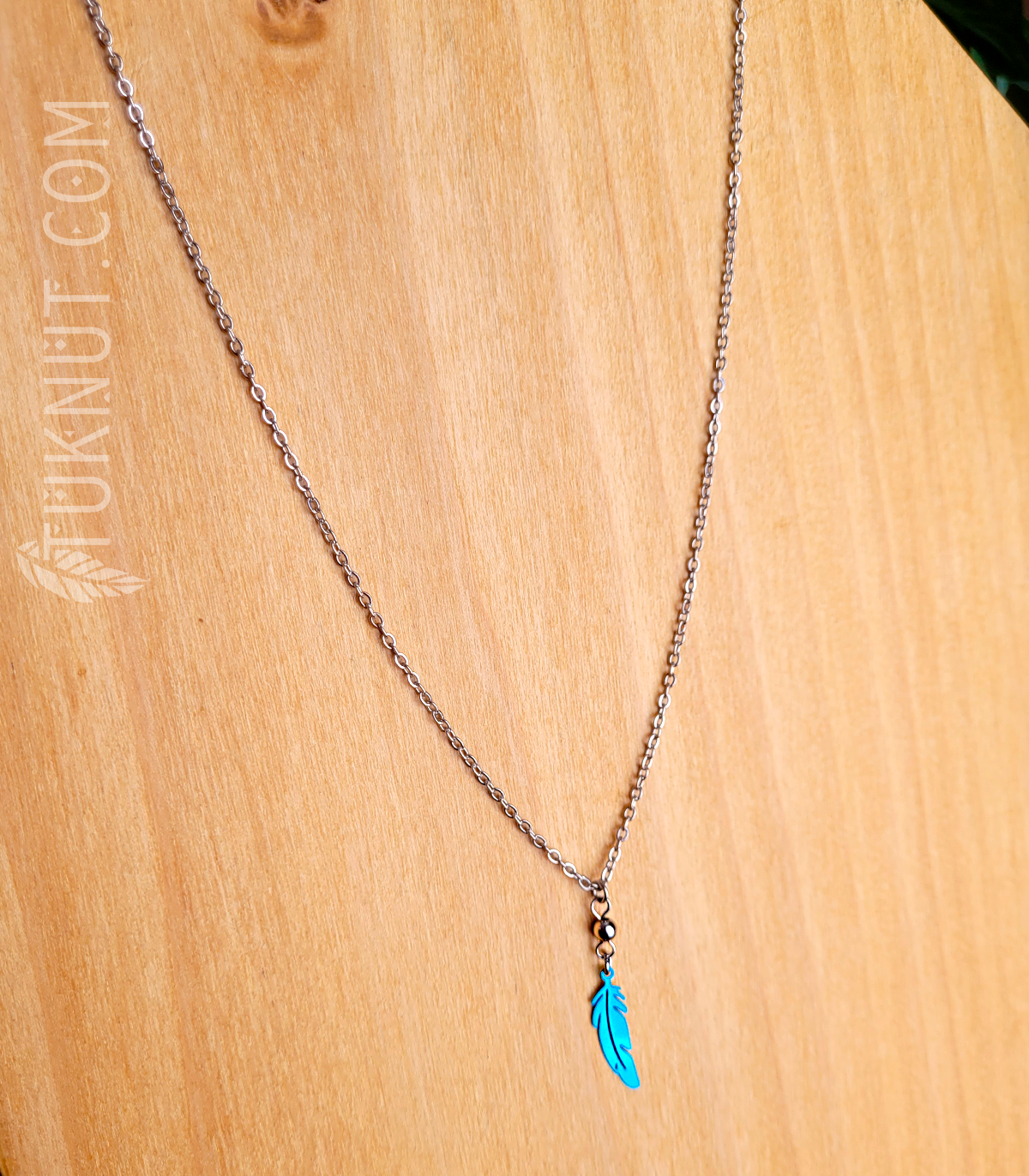 Collier d'inspiration autochtone en acier inoxydable avec pendentif (Plume) • (argent et choix de couleurs de plumes : rose, vert, bleu, blanc, mauve, noir, bleu ciel, rouge ou aqua) TUKNUT