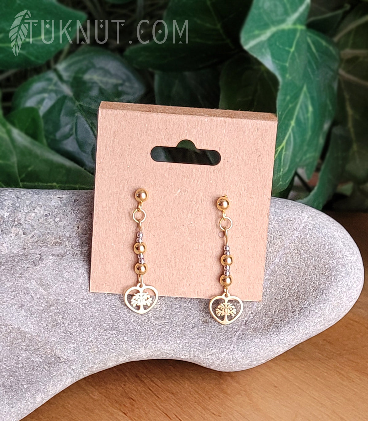 Boucles d'oreilles d'inspiration autochtone; en acier inoxydable (tiges et papillons) avec anneaux, billes et pendentifs (arbre de vie dans un coeur) (couleurs : or et argent) TUKNUT