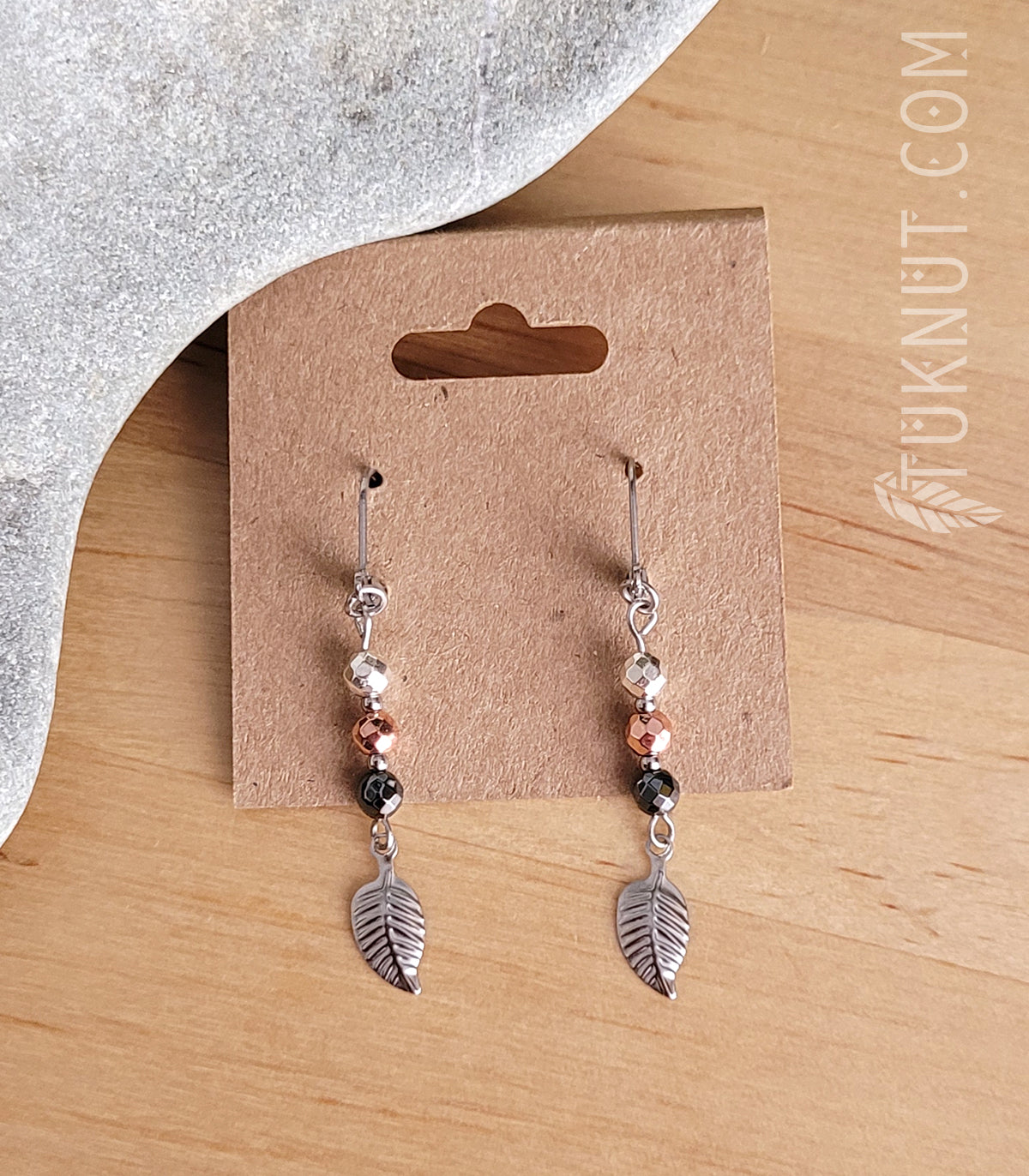 Boucles d'oreilles (à levier) d'inspiration autochtone avec pendentif (feuille) en acier inoxydable et billes facettées en hématite (couleurs : argent, rose et gris foncé) TUKNUT