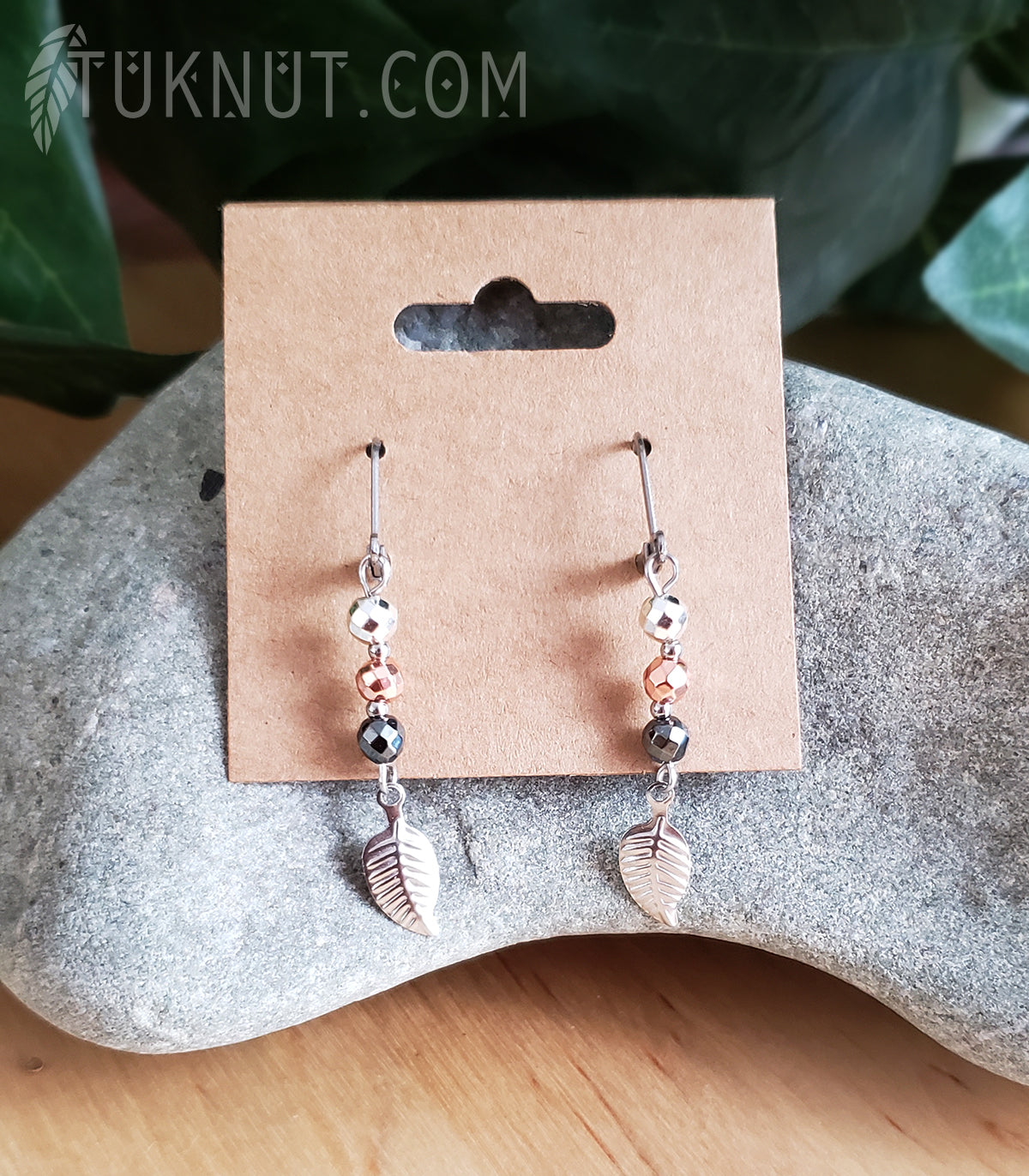Boucles d'oreilles (à levier) d'inspiration autochtone avec pendentif (feuille) en acier inoxydable et billes facettées en hématite (couleurs : argent, rose et gris foncé) TUKNUT