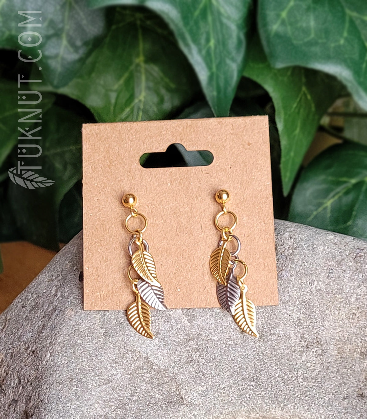 Boucles d'oreilles (tiges et papillons) d'inspiration autochtone; avec pendentifs (petites feuilles dorées et argentées) en acier inoxydable (couleurs : or et argent) TUKNUT