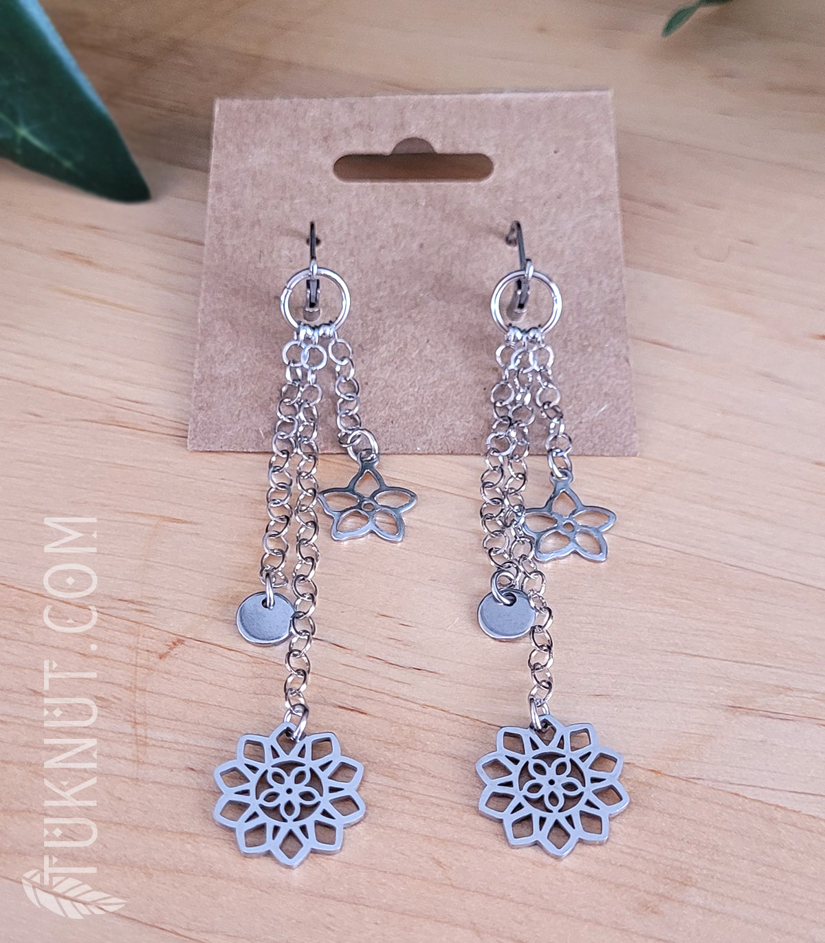 Longues boucles d'oreilles (à levier) avec pendentifs (disques, petites fleurs et Fleur de Lotus) en acier inoxydable (couleur : argent) TUKNUT