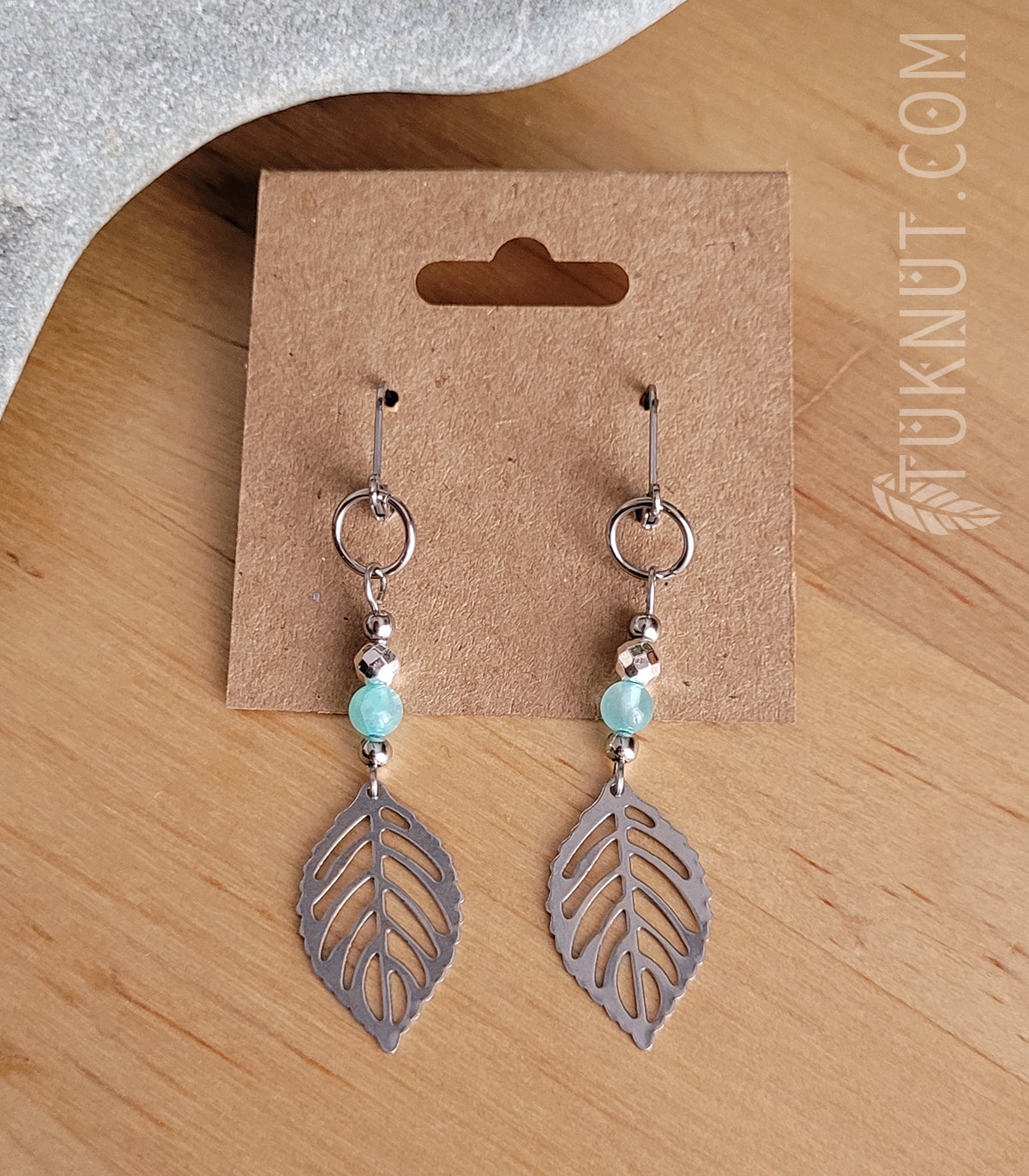 Boucles d'oreilles (à levier) d'inspiration autochtone; avec pendentifs (feuille) en acier inoxydable, avec jade arc-en-ciel turquoise et hématite (couleurs : argent et turquoise) TUKNUT