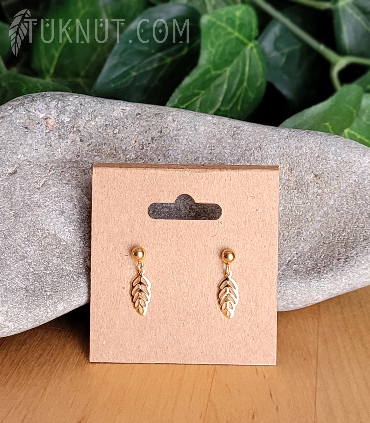 Boucles d'oreilles (tiges et papillons) d'inspiration autochtone; avec pendentifs (feuille) en acier inoxydable (couleur : or) TUKNUT