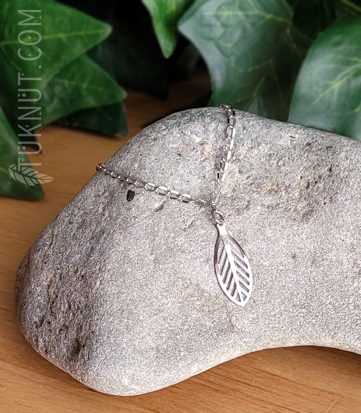Bracelet d'inspiration autochtone avec breloque (feuille) en acier inoxydable (couleur : argent) TUKNUT