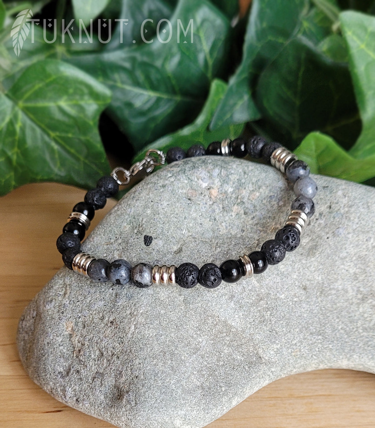 Bracelet d'inspiration autochtone (monté sur fil en acier inoxydable) avec pierre volcanique, onyx, labradorite et billes séparatrices en acier inoxydable (couleurs : noir, gris et argent) TUKNUT