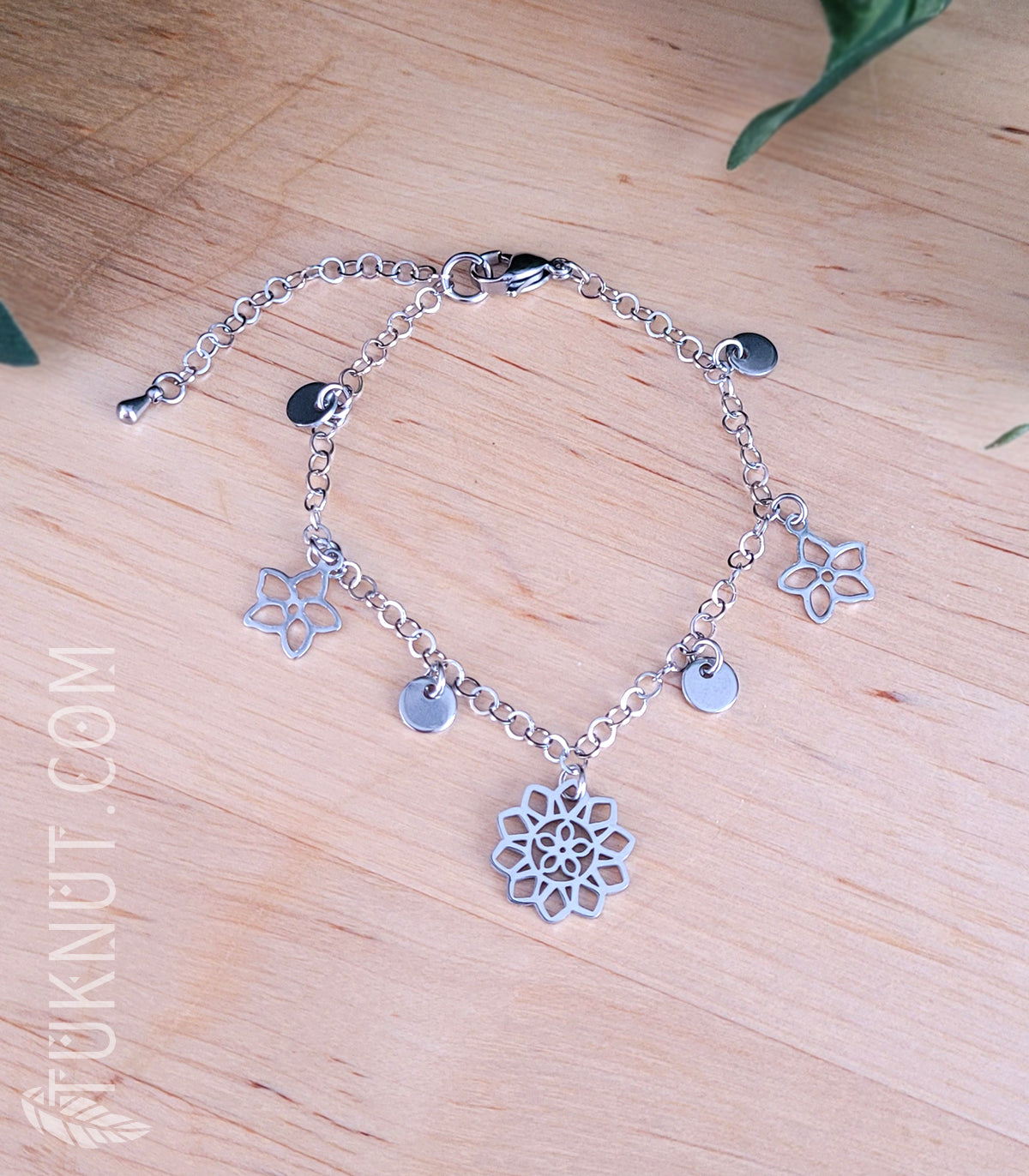 Bracelet avec breloques (disque, petite fleur et fleur de lotus) en acier inoxydable (couleur : argent) TUKNUT