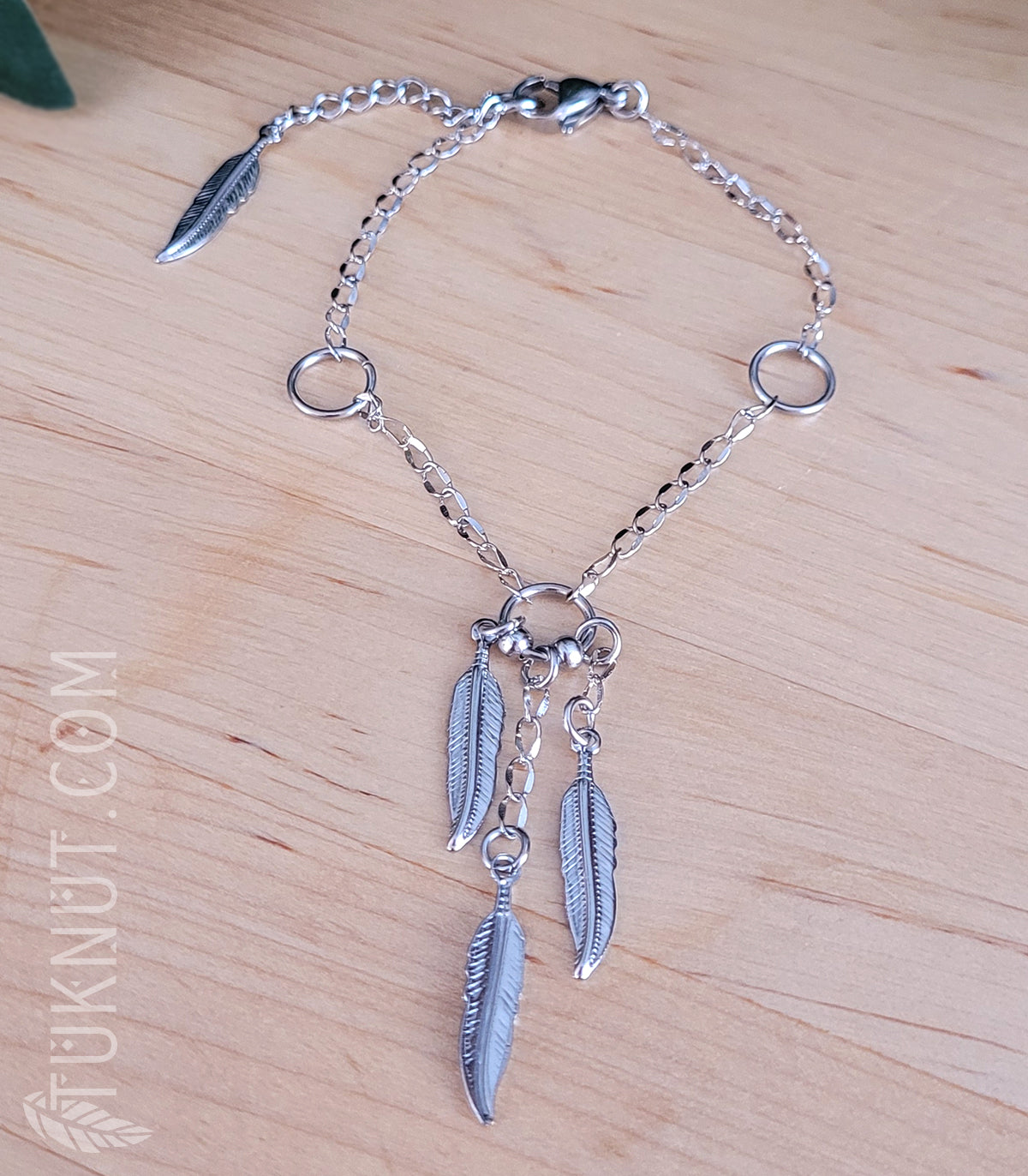 Bracelet d'inspiration autochtone avec breloques (plume) en acier inoxydable (couleur : argent) TUKNUT
