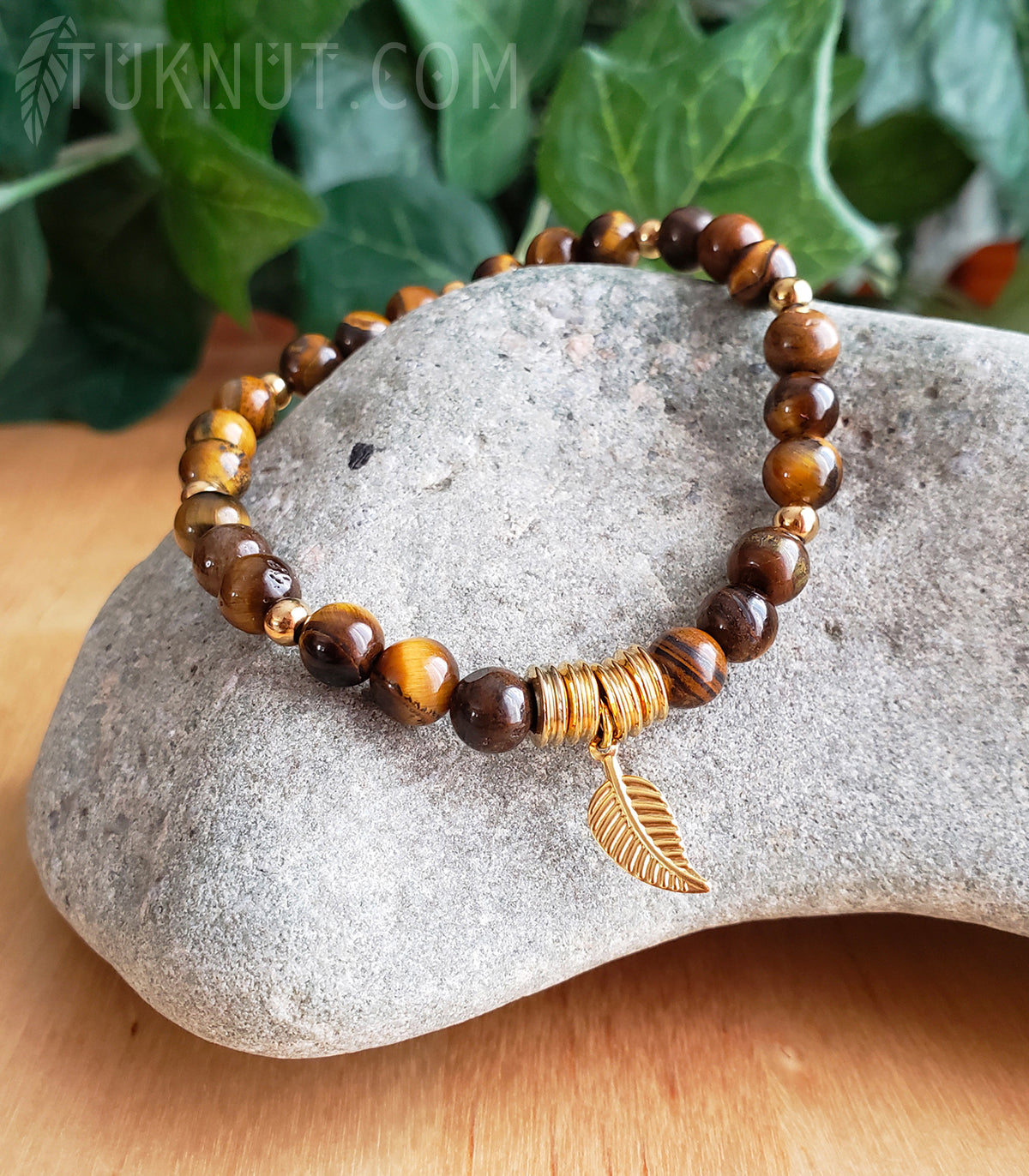 Bracelet extensible d'inspiration autochtone avec oeil de tigre et acier inoxydable (breloque petite feuille dorée) (couleurs : brun et or) TUKNUT