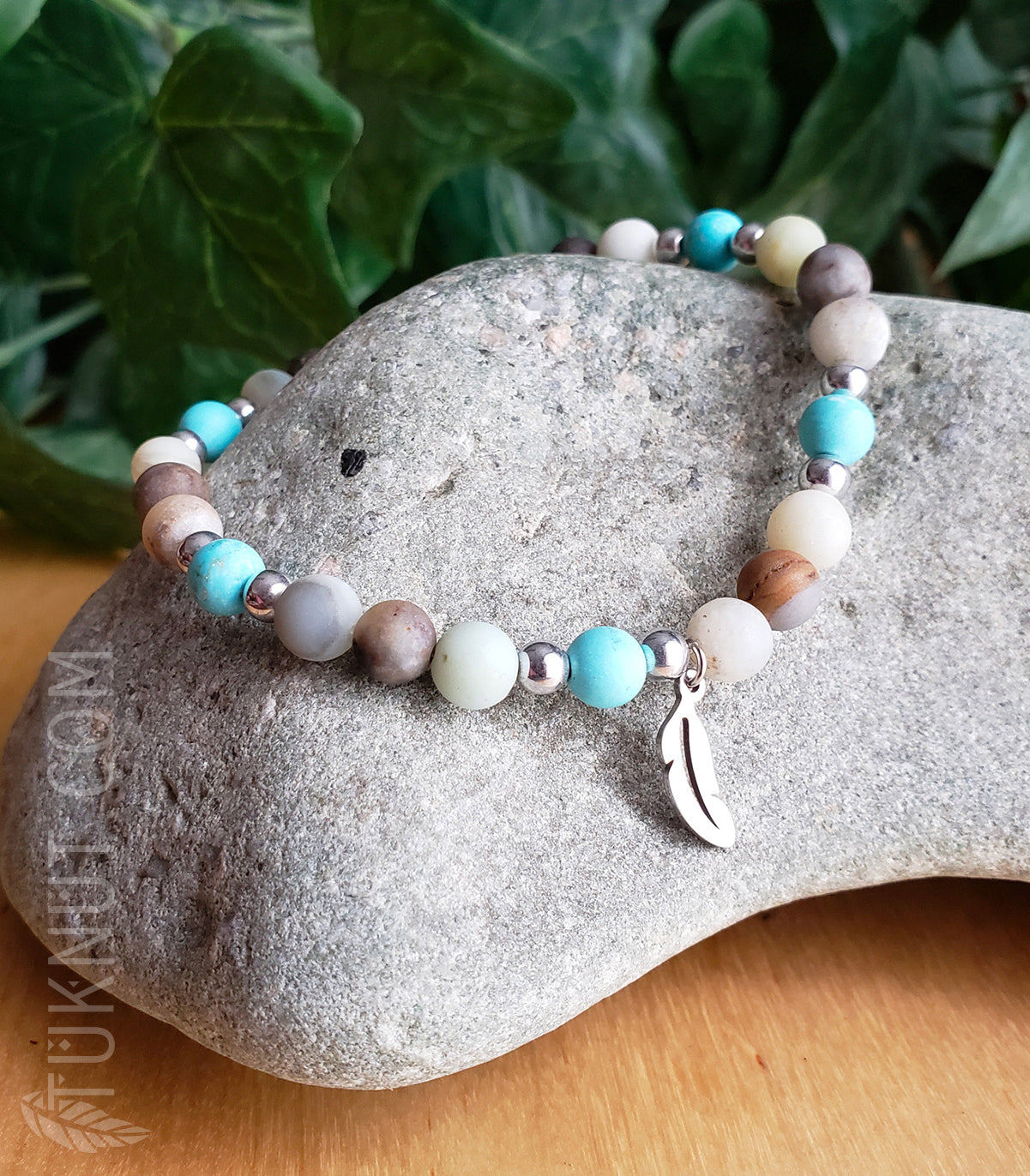 Bracelet extensible d'inspiration autochtone, avec turquoise, hématite, amazonite et breloque (plume) en acier inoxydable (couleurs : turquoise, gris, brun et argent) TUKNUT