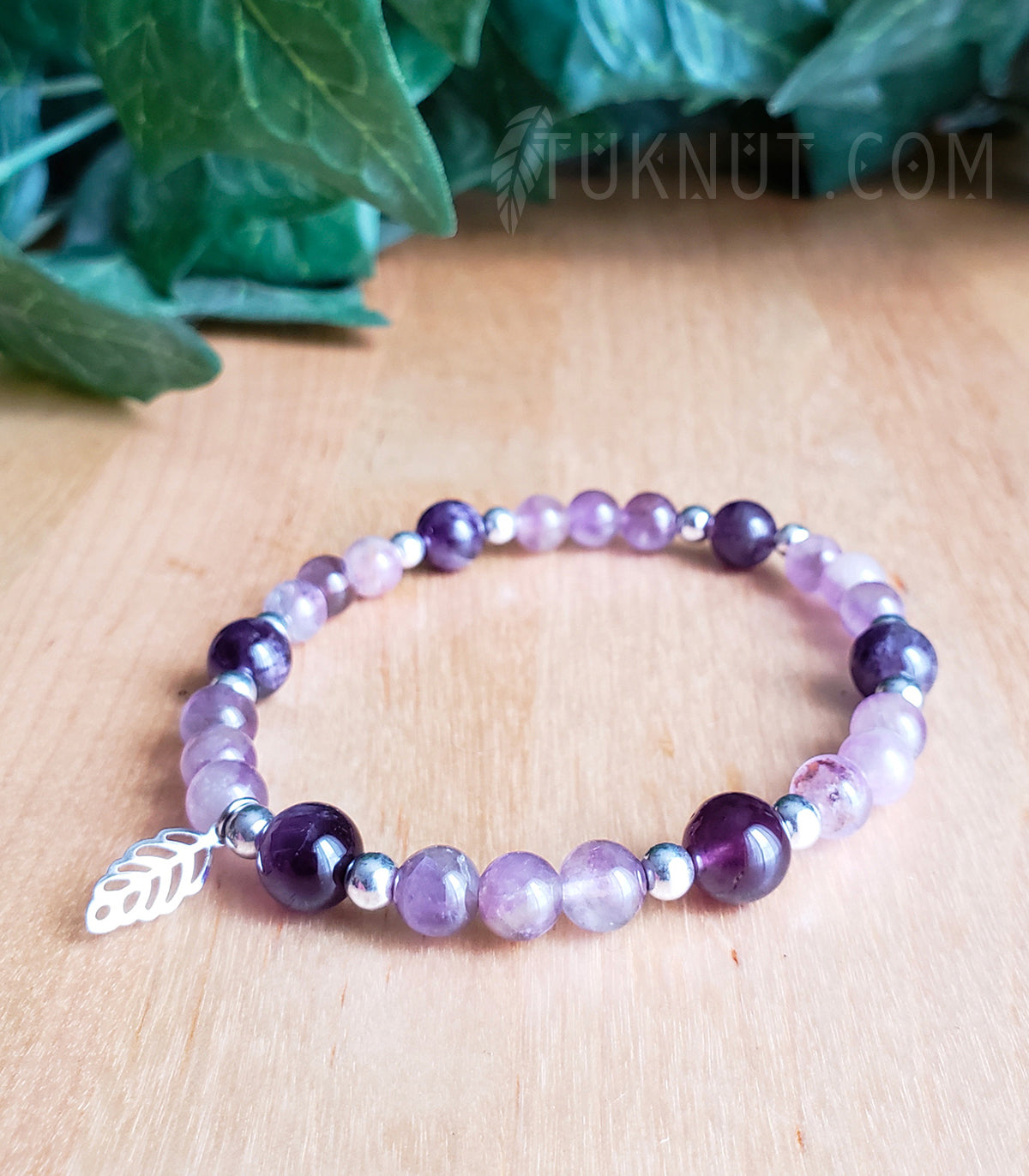 Bracelet extensible avec améthyste, hématite (rodhium) et breloque (feuille) en acier inoxydable (couleurs : mauve et argent) TUKNUT