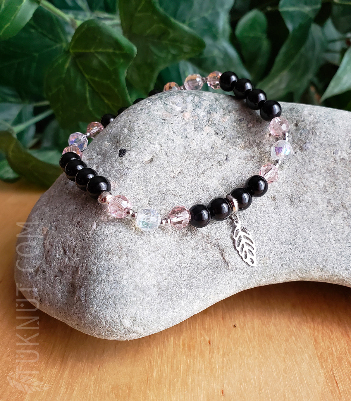 Bracelet extensible cristal, onyx, perles et breloque (feuille) en acier inoxydable (couleurs : noir, rose, translucide AB et argent) TUKNUT