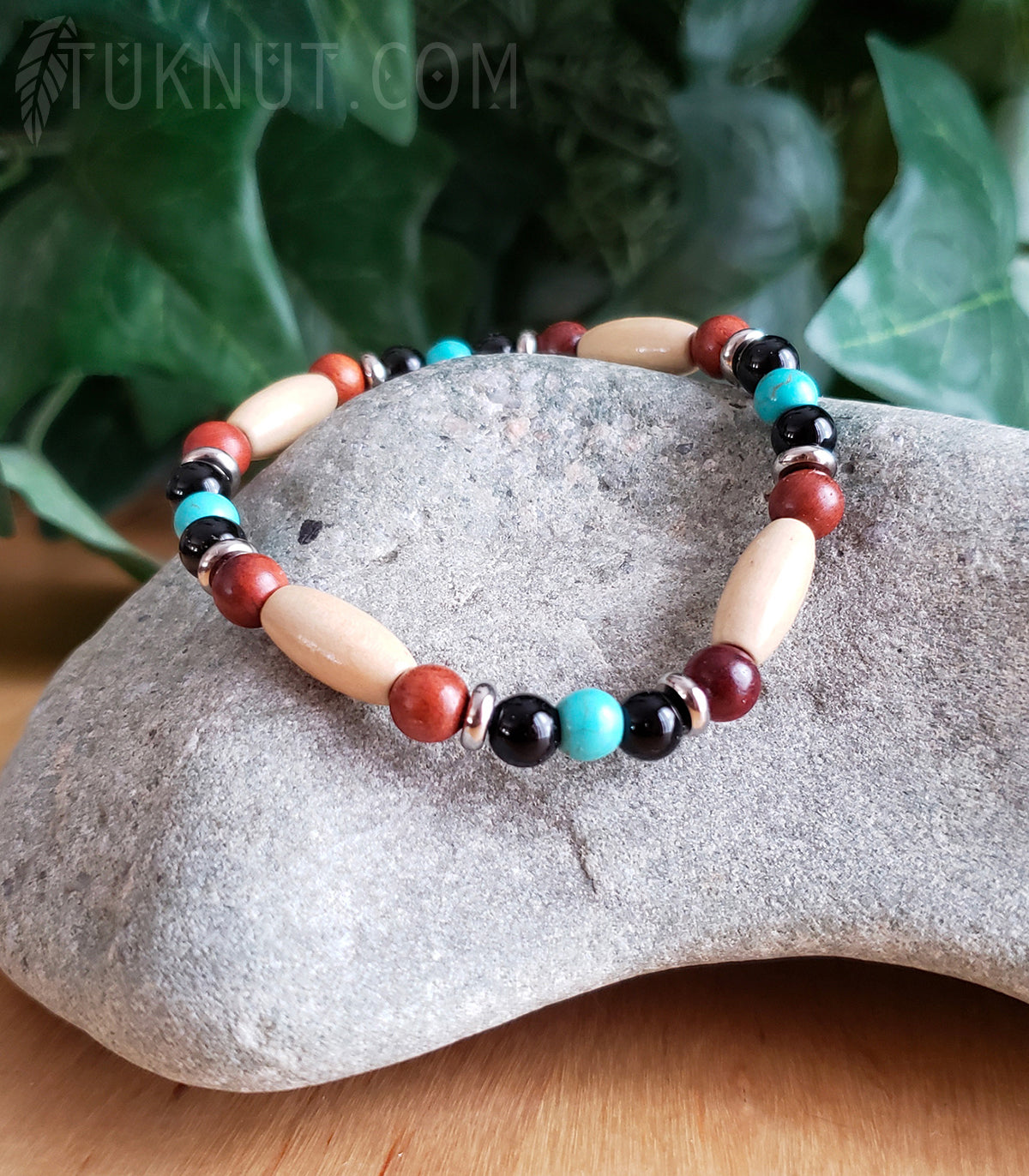 Bracelet extensible d'inspiration autochtone avec acier inoxydable, turquoise, onyx, bois de rose et bois naturel (couleurs : noir, bois naturel, brun, turquoise et argent) TUKNUT