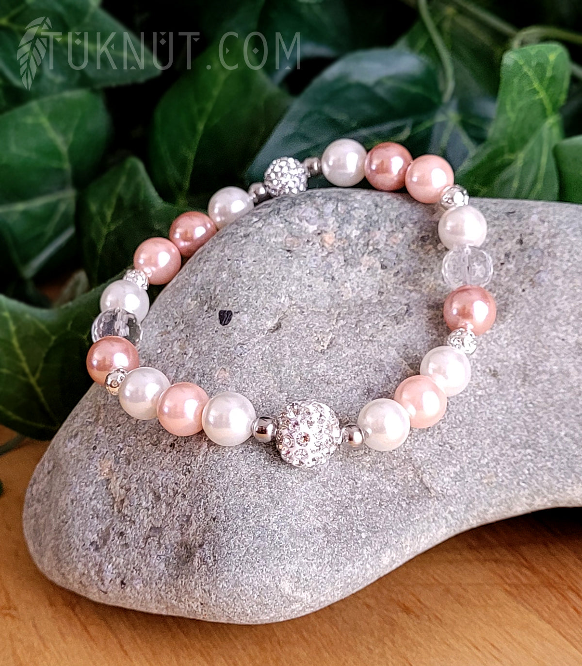 Bracelet extensible avec perles de coquillage, cristal, pierres volcanique, billes Shamballa (cristal), hématite et acier inoxydable (couleurs : blanc, rose, translucide et argent) TUKNUT