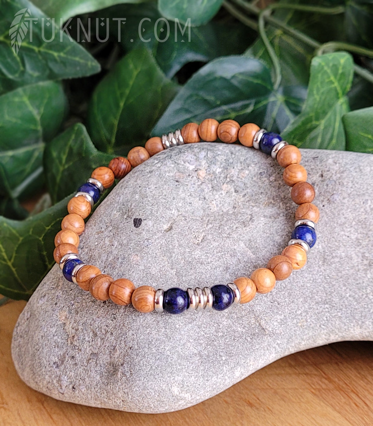 Bracelet extensible d'inspiration autochtone avec acier inoxydable, lapis lazuli et bois Mala Pilger (couleurs : brun, bleu foncé et argent) TUKNUT