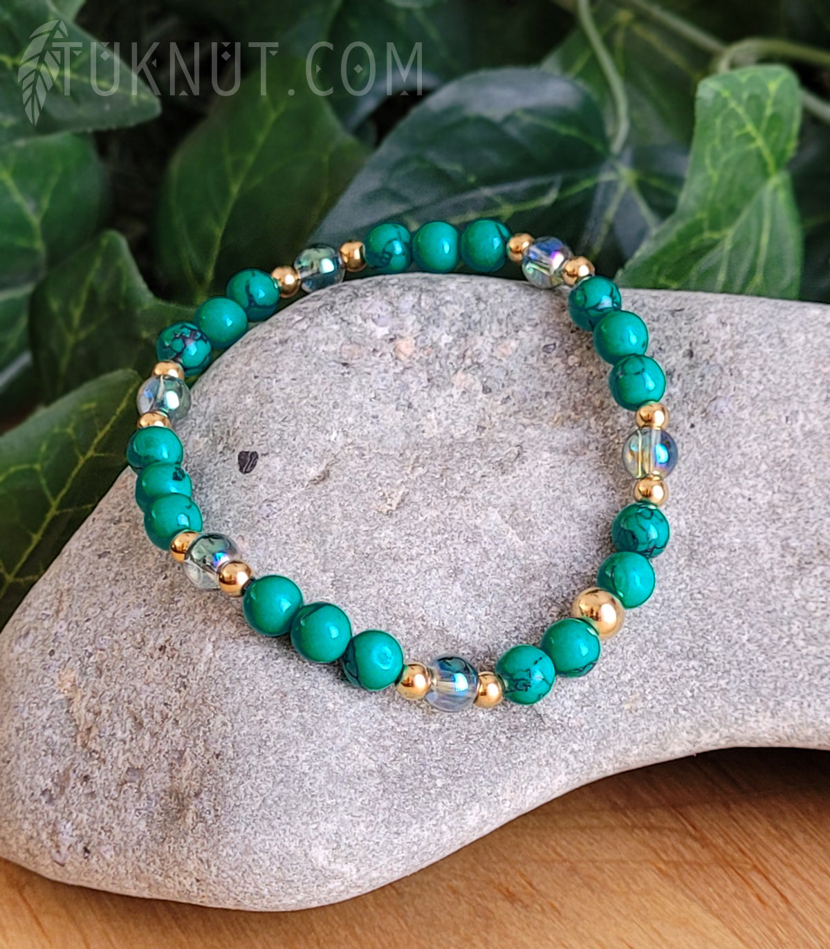 Bracelet extensible avec turquoise, verre et acier inoxydable (couleurs : vert, vert pâle transparent et or) TUKNUT