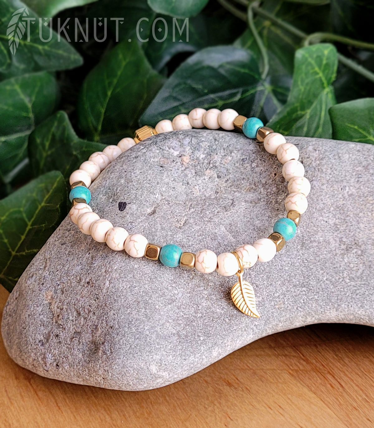 Bracelet extensible d'inspiration autochtone avec turquoise, hématite, bille et breloque (feuille) en acier inoxydable (couleurs : beige, turquoise et or) TUKNUT