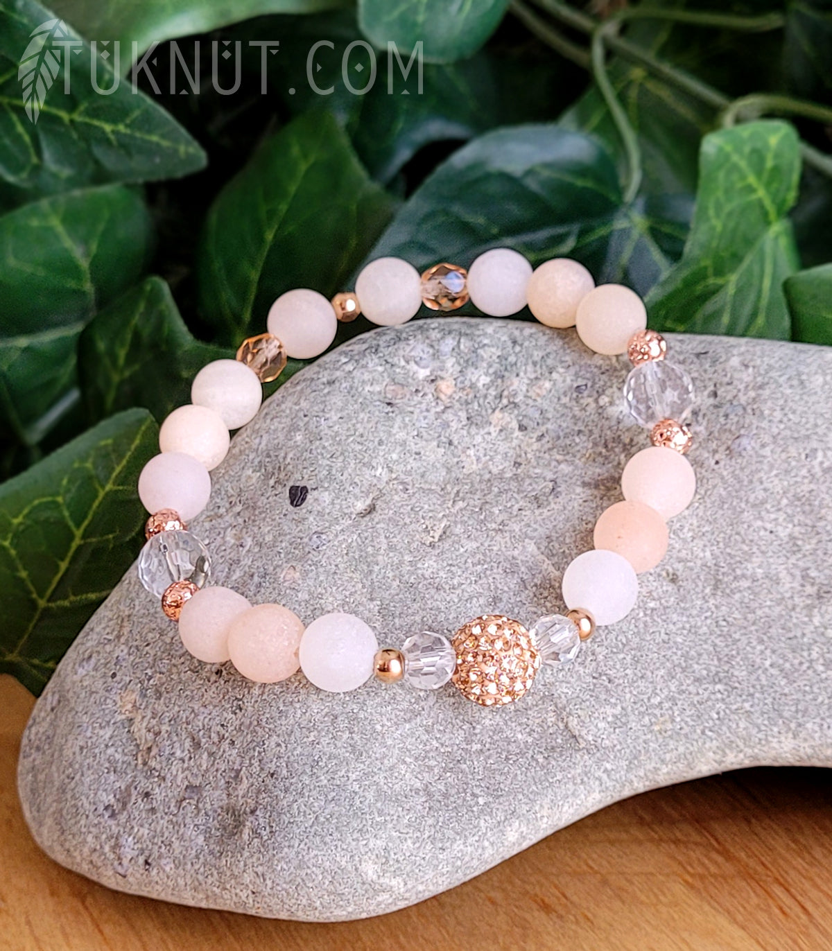 Bracelet extensible avec aventurine, cristal, pierres volcanique, verre poli, acier inoxydable et bille Shamballa (couleurs : pêche, translucide et or rose) TUKNUT