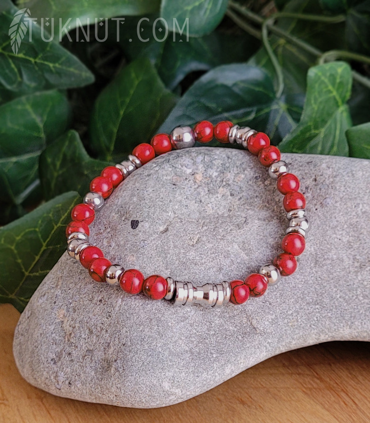 Bracelet extensible d'inspiration autochtone; avec turquoise et billes en acier inoxydable (couleurs : rouge et argent) TUKNUT