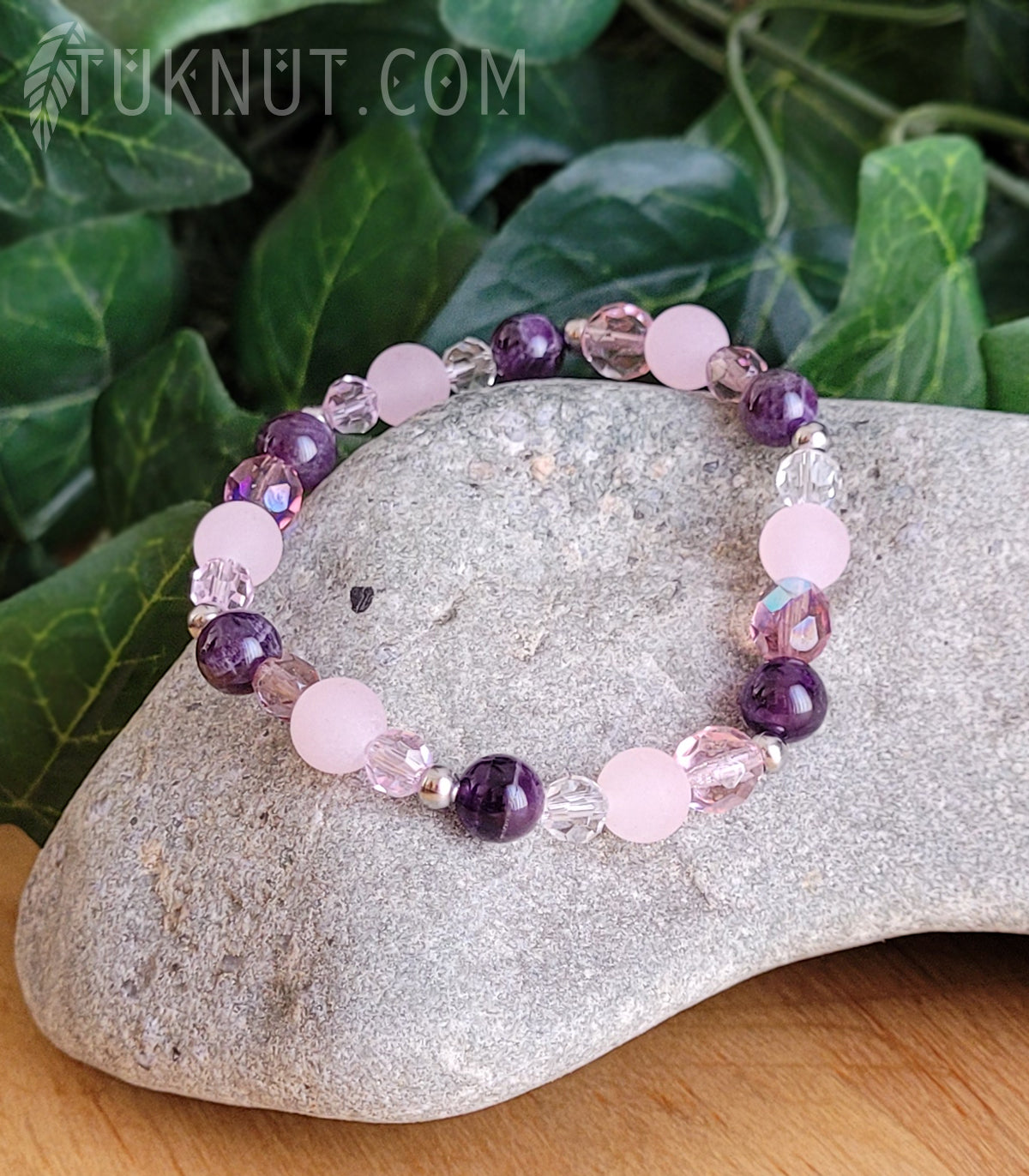 Bracelet extensible avec améthyste, jade, cristal, verre poli et acier inoxydable (couleurs : mauve, rose, transparent et argent) TUKNUT