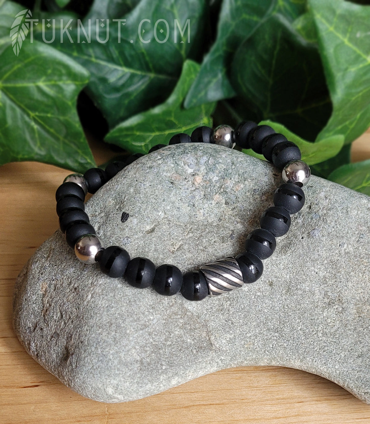 Bracelet extensible avec onyx mat (avec agate) et billes séparatrices en acier inoxydable (couleur : noir et argent) TUKNUT