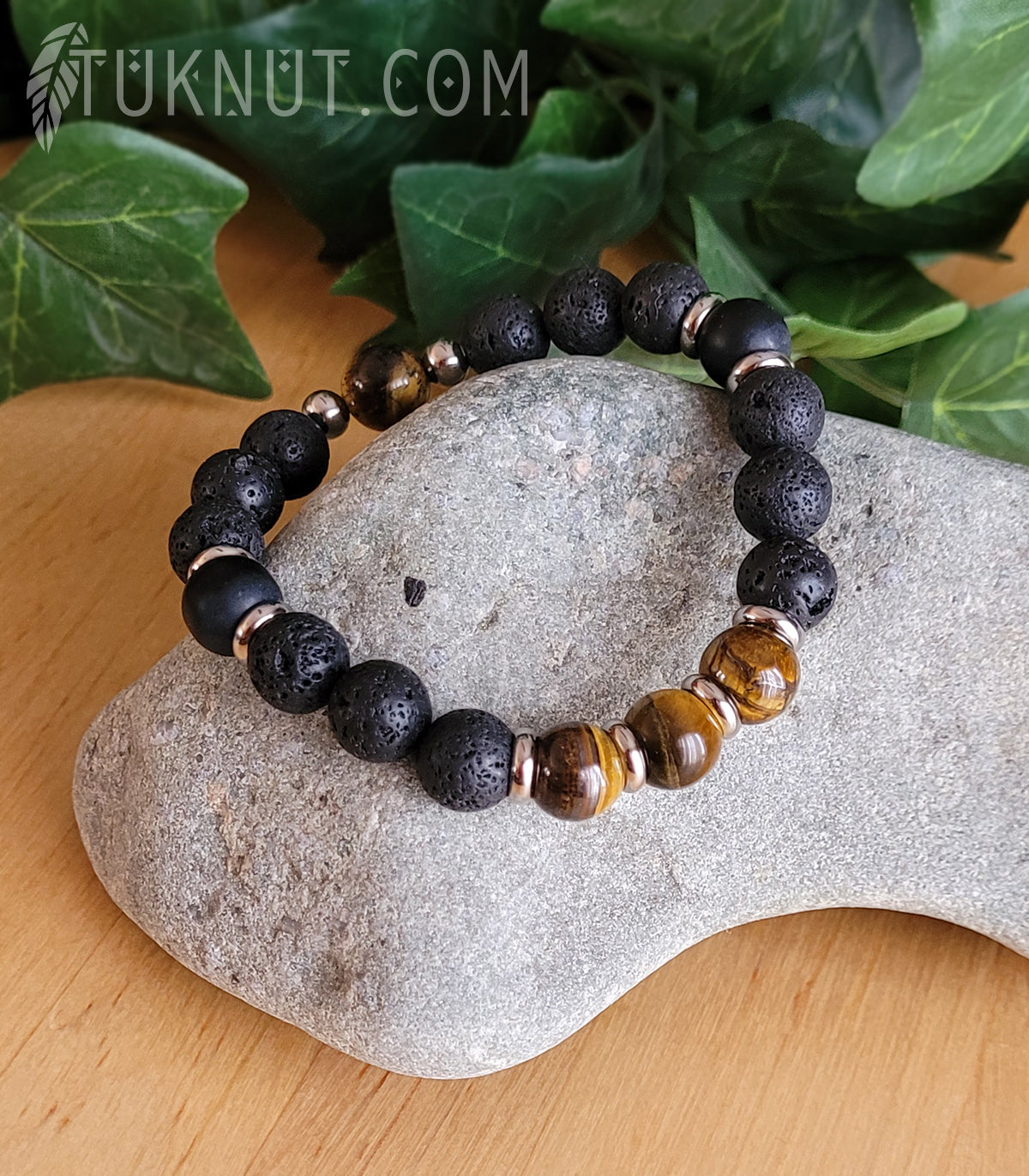 Bracelet extensible d'inspiration autochtone; avec pierre volcanique, oeil de tigre, onyx et acier inoxydable (couleurs : noir, brun et argent) TUKNUT
