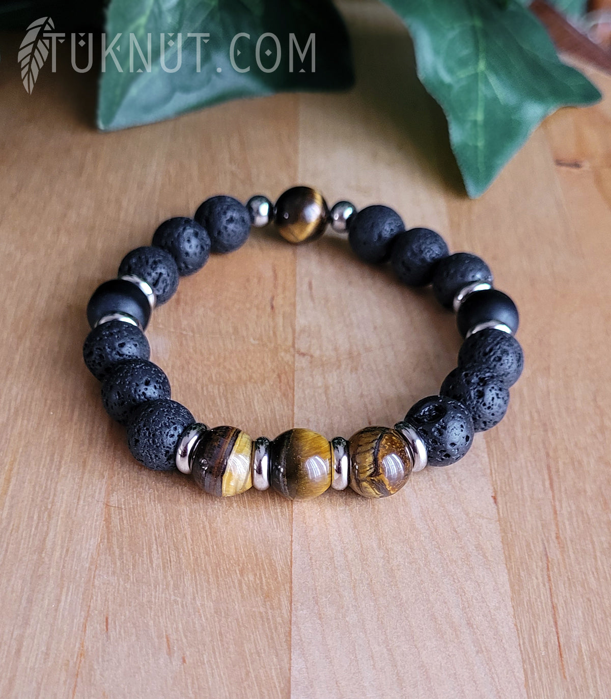Bracelet extensible d'inspiration autochtone; avec pierre volcanique, oeil de tigre, onyx et acier inoxydable (couleurs : noir, brun et argent) TUKNUT