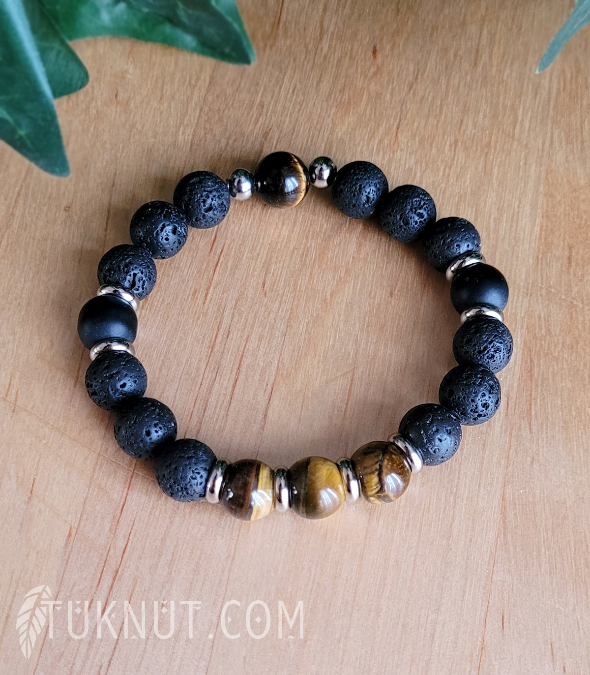 Bracelet extensible d'inspiration autochtone; avec pierre volcanique, oeil de tigre, onyx et acier inoxydable (couleurs : noir, brun et argent) TUKNUT