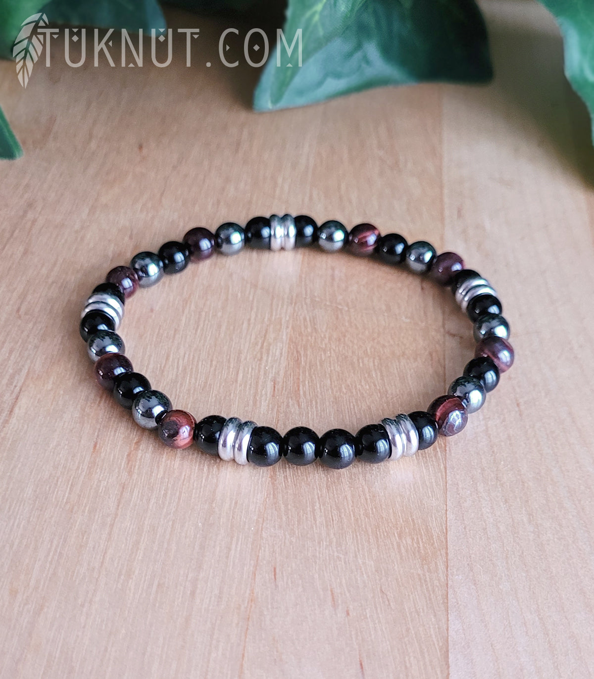 Bracelet extensible d'inspiration autochtone; avec onyx, oeil de tigre rouge, hématite et acier inoxydable (couleurs : noir, brun/rouge, gris foncé et argent) TUKNUT