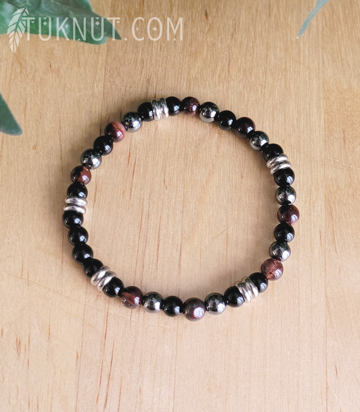 Bracelet extensible d'inspiration autochtone; avec onyx, oeil de tigre rouge, hématite et acier inoxydable (couleurs : noir, brun/rouge, gris foncé et argent) TUKNUT